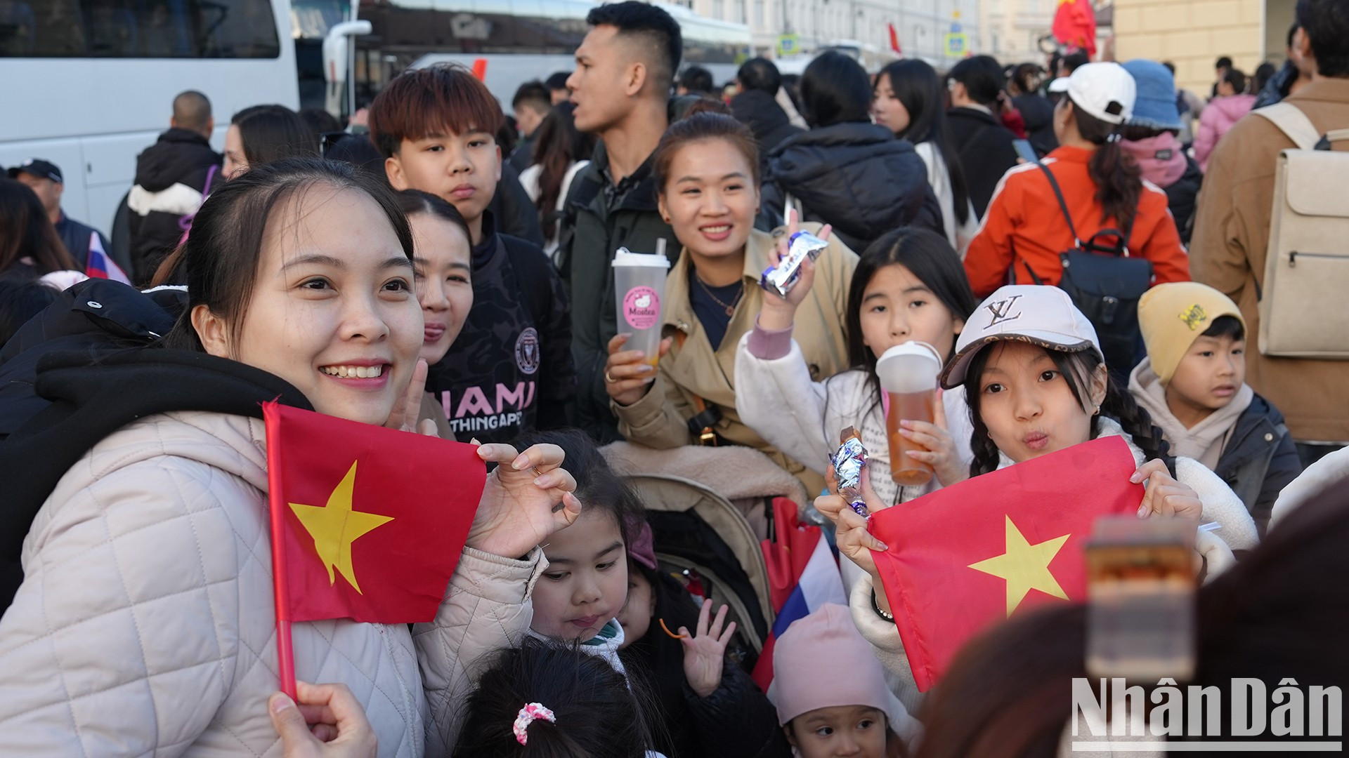Cada vez que veían pasar a los soldados, los niños agitaban banderas.