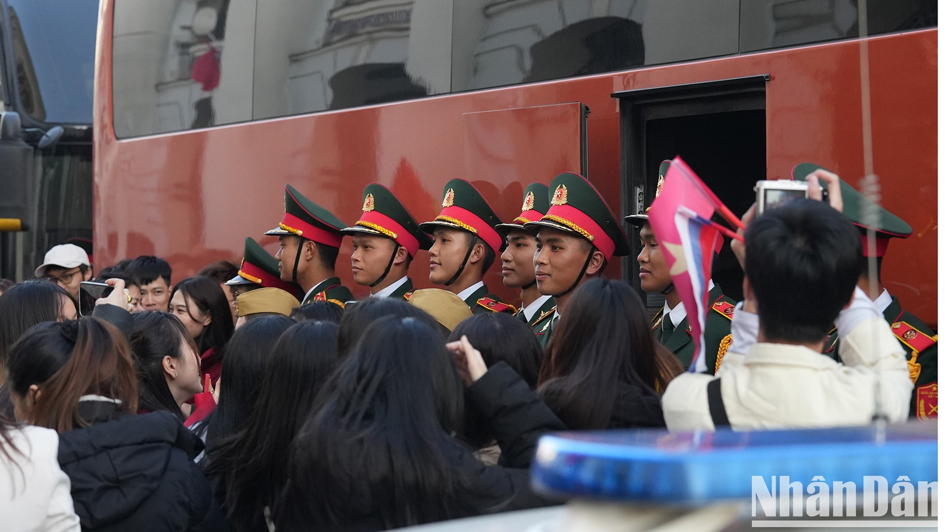 Los soldados sonríen y se alegran al encontrarse con compatriotas vietnamitas en Moscú, y se dan cálidos y afectuosos apretones de manos, mostrando el afecto entre el ejército y el pueblo.