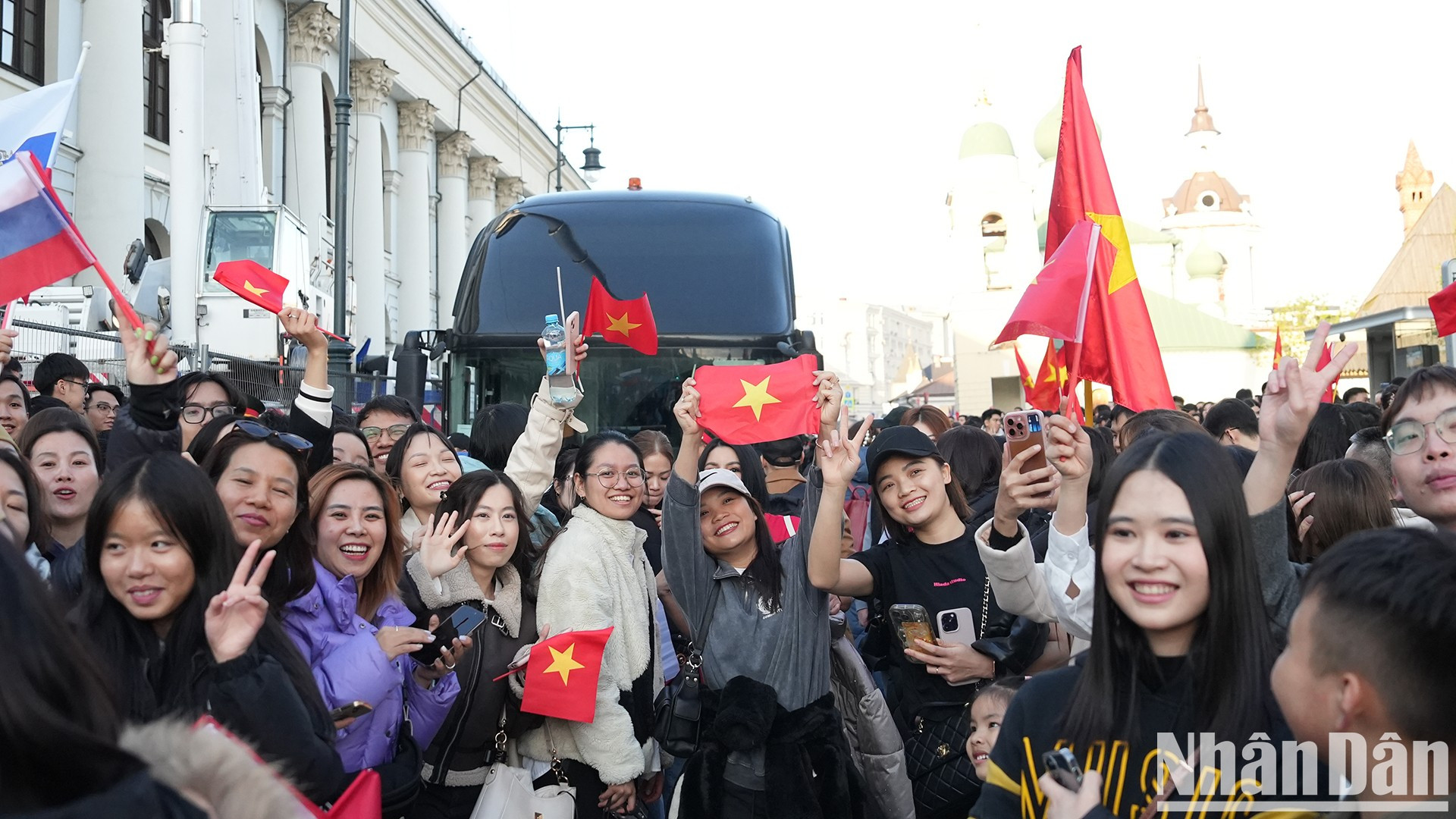 Al llegar al área donde los soldados se preparaban para el entrenamiento, Tran Hai Nam, estudiante de la Facultad de Diplomacia y Energía de la Universidad Estatal de Relaciones Internacionales de Moscú, expresa su emoción y orgullo al presenciar el espíritu de esfuerzo y responsabilidad de los soldados vietnamitas.