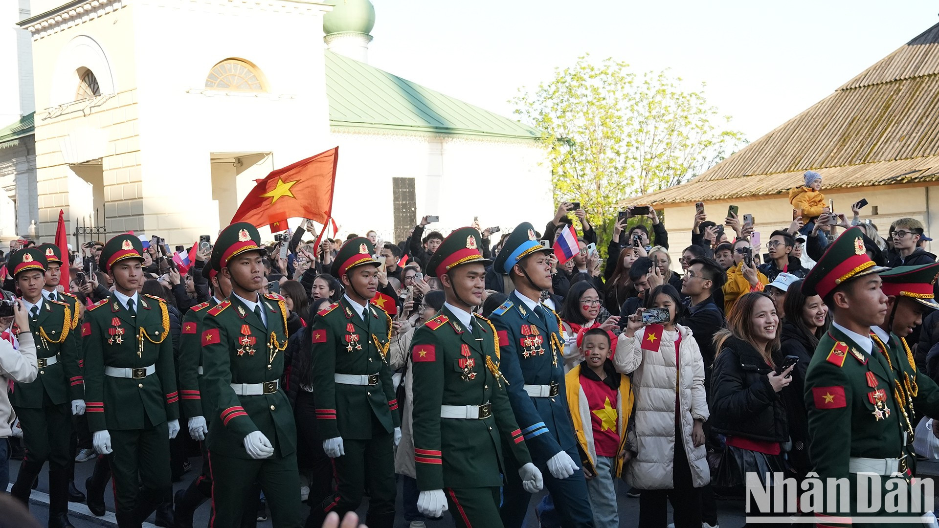 Los vietnamitas dan la bienvenida a los soldados del Ejército Popular de Vietnam que participan en el ensayo conjunto de cara al desfile del 9 de mayo.