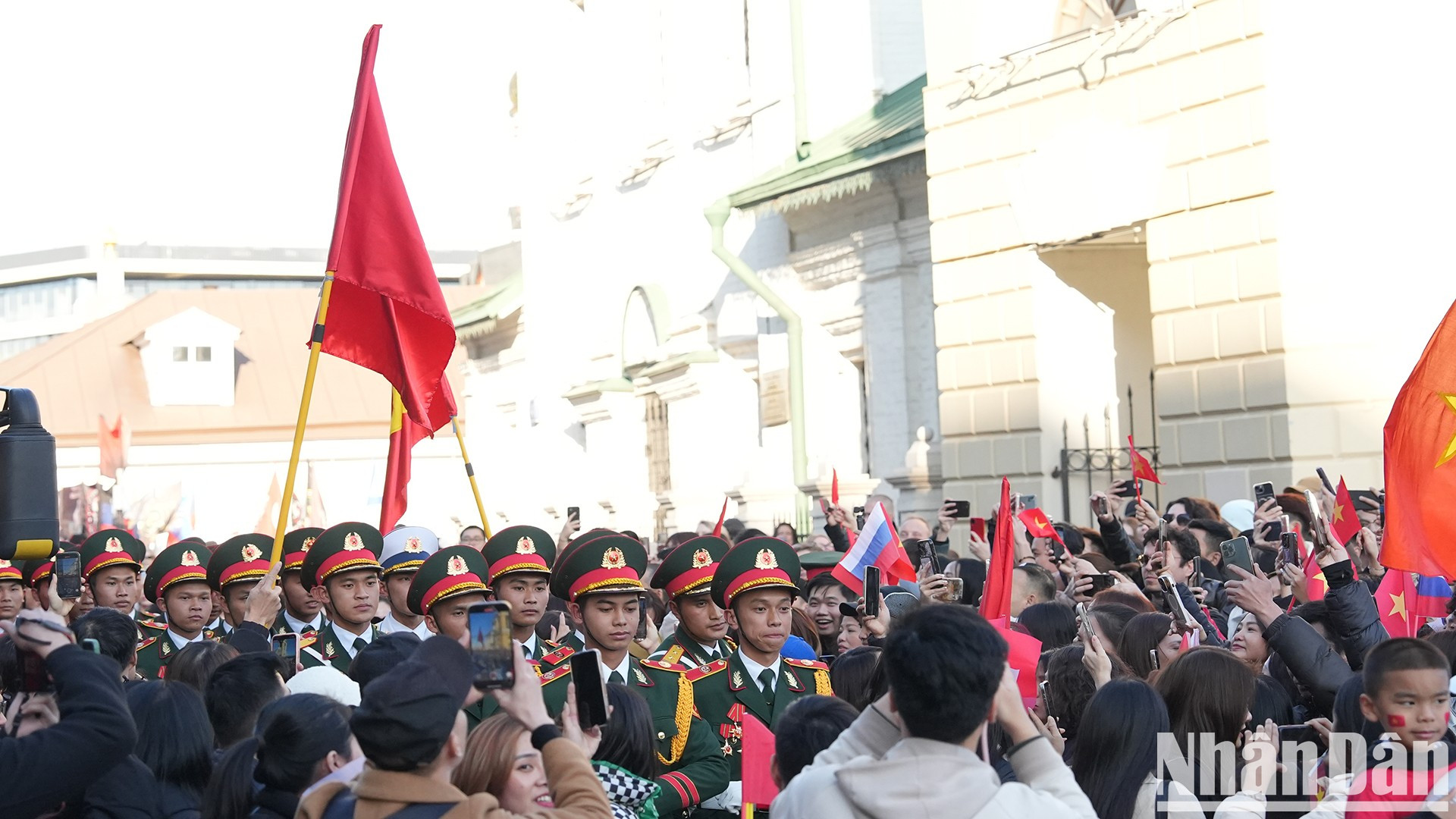 Según los vietnamitas residentes en Rusia, cuando se enteraron de que el 3 de mayo por la tarde el Ejército Popular de Vietnam realizaría un entrenamiento en la Plaza Roja, muchos hogares cerraron sus puestos de mercado antes para poder llegar y animar a los soldados.