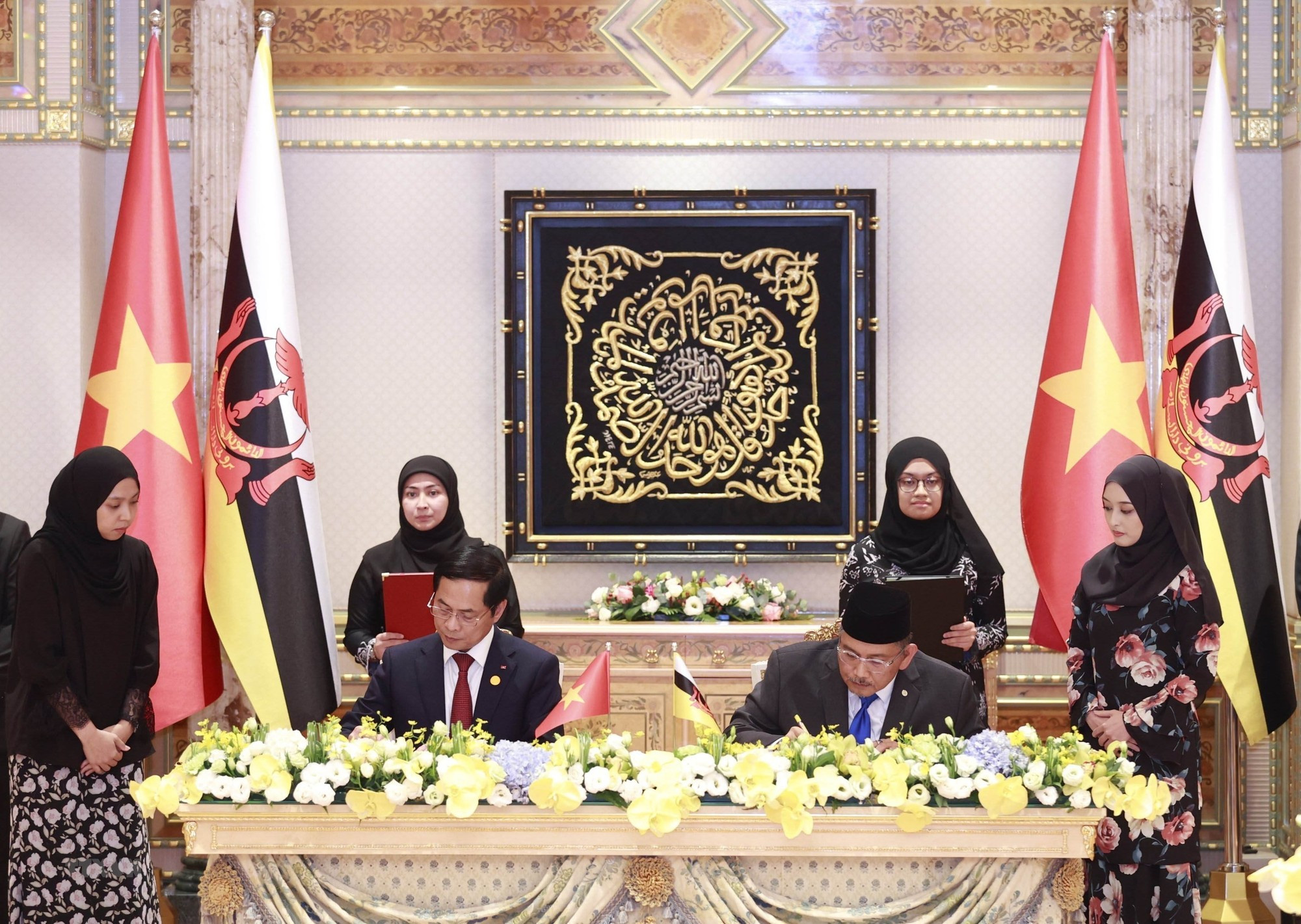 El canciller vietnamita Bui Thanh Son y el segundo ministro de Relaciones Exteriores de Brunei, Dato Erywan Pehin Yusof, firman el Programa de Acción para implementar la Asociación Integral bilateral para el período 2023-2027. El canciller vietnamita Bui Thanh Son y el segundo ministro de Relaciones Exteriores de Brunei, Dato Erywan Pehin Yusof, firman el Programa de Acción para implementar la Asociación Integral bilateral para el período 2023-2027.