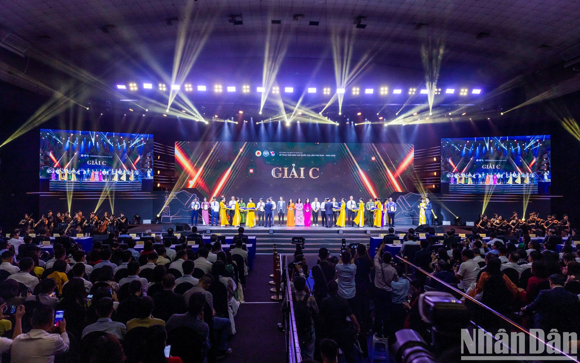 El Palacio de la Cultura - Trabajo de la Amistad Vietnam- La Unión Soviética, en Hanói, se llena con los colores del arte luminoso moderno.