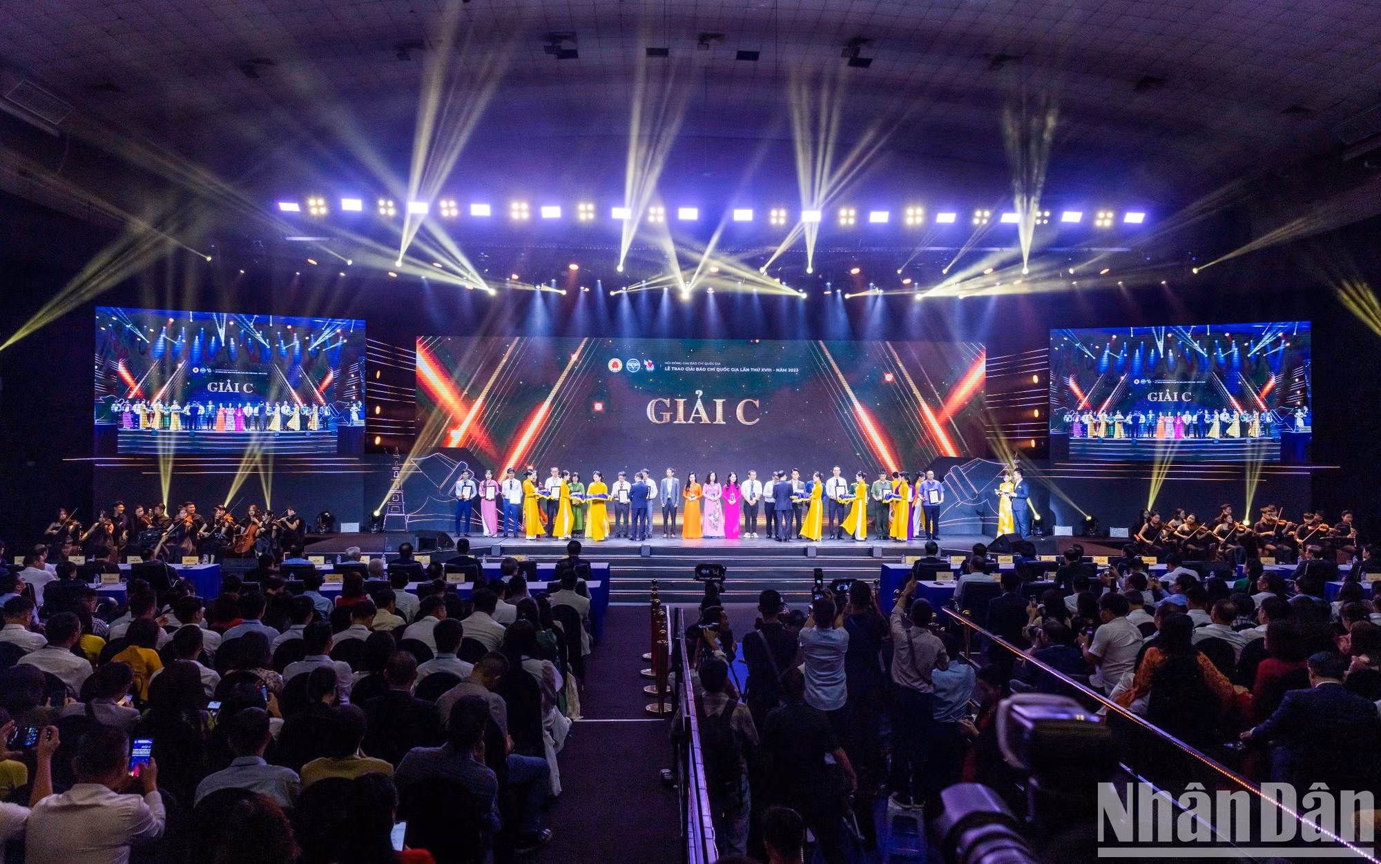 El Palacio de la Cultura - Trabajo de la Amistad Vietnam- La Unión Soviética, en Hanói, se llena con los colores del arte luminoso moderno.