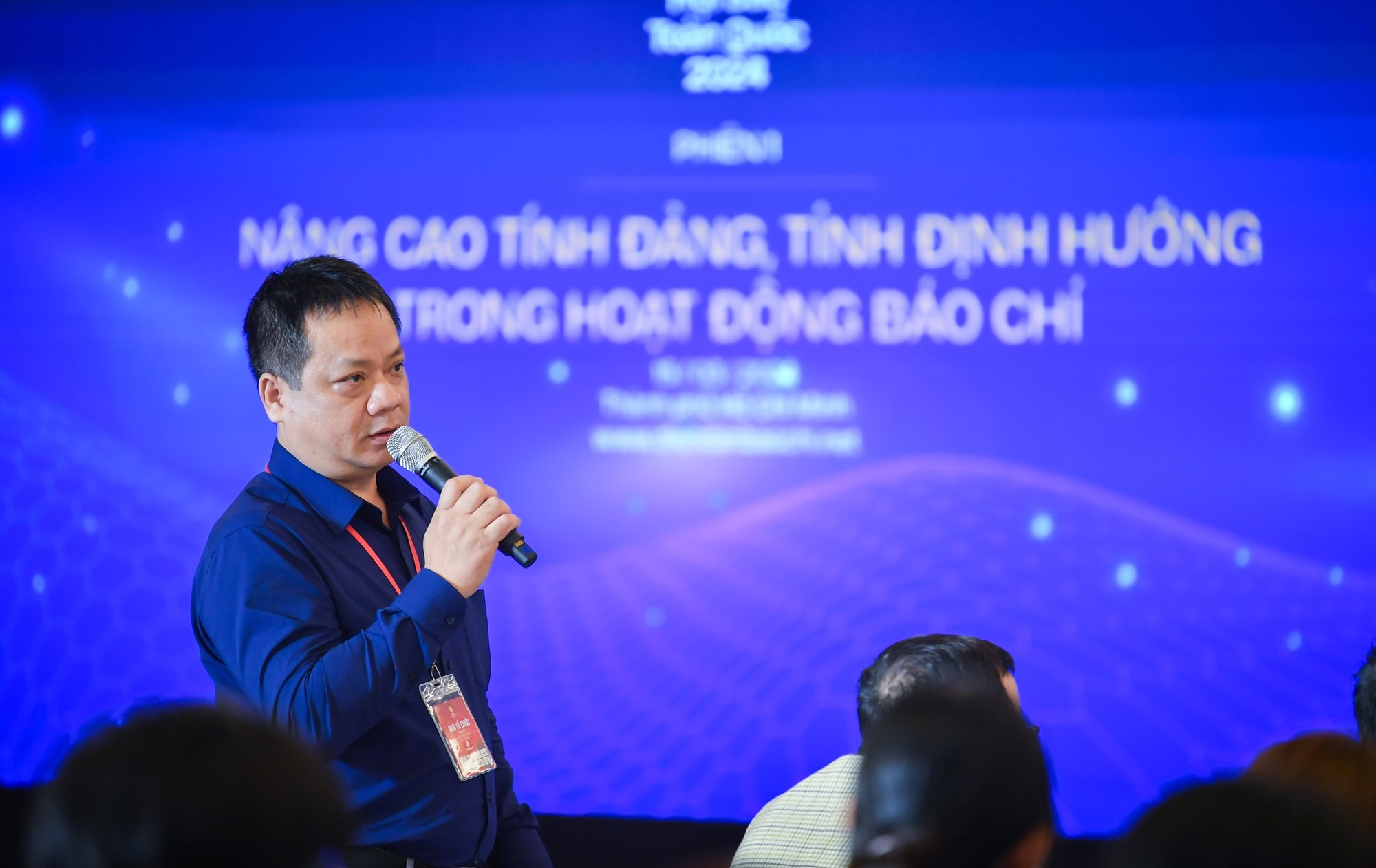 El periodista Pham Song Ha, jefe de la Redacción político-social del periódico Nhan Dan (Pueblo), presenta su ponencia. El periodista Pham Song Ha, jefe de la Redacción político-social del periódico Nhan Dan (Pueblo), presenta su ponencia.