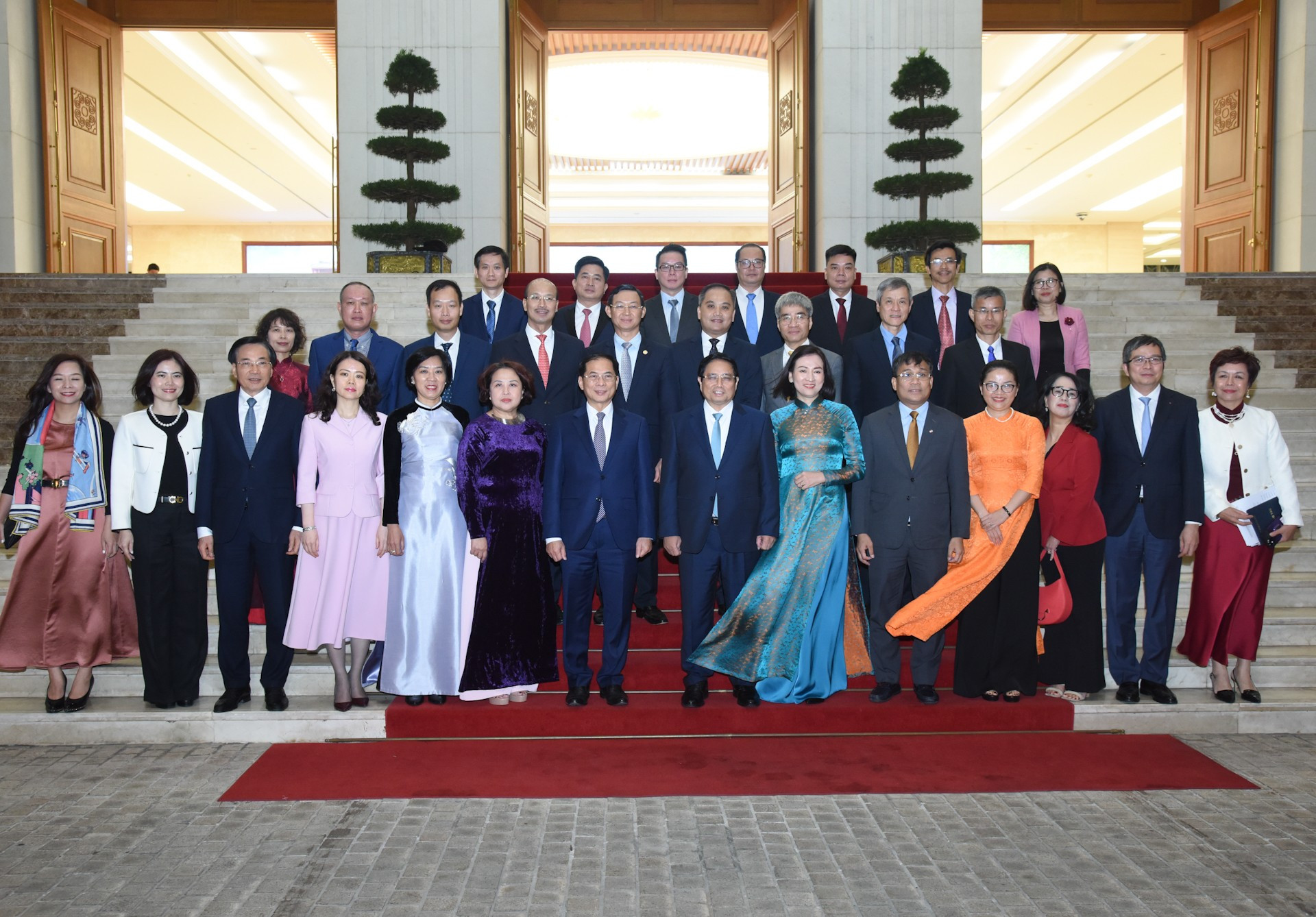 El primer ministro vietnamita, Pham Minh Chinh, y los jefes de las misiones de Vietnam en el extranjero antes de su partida.