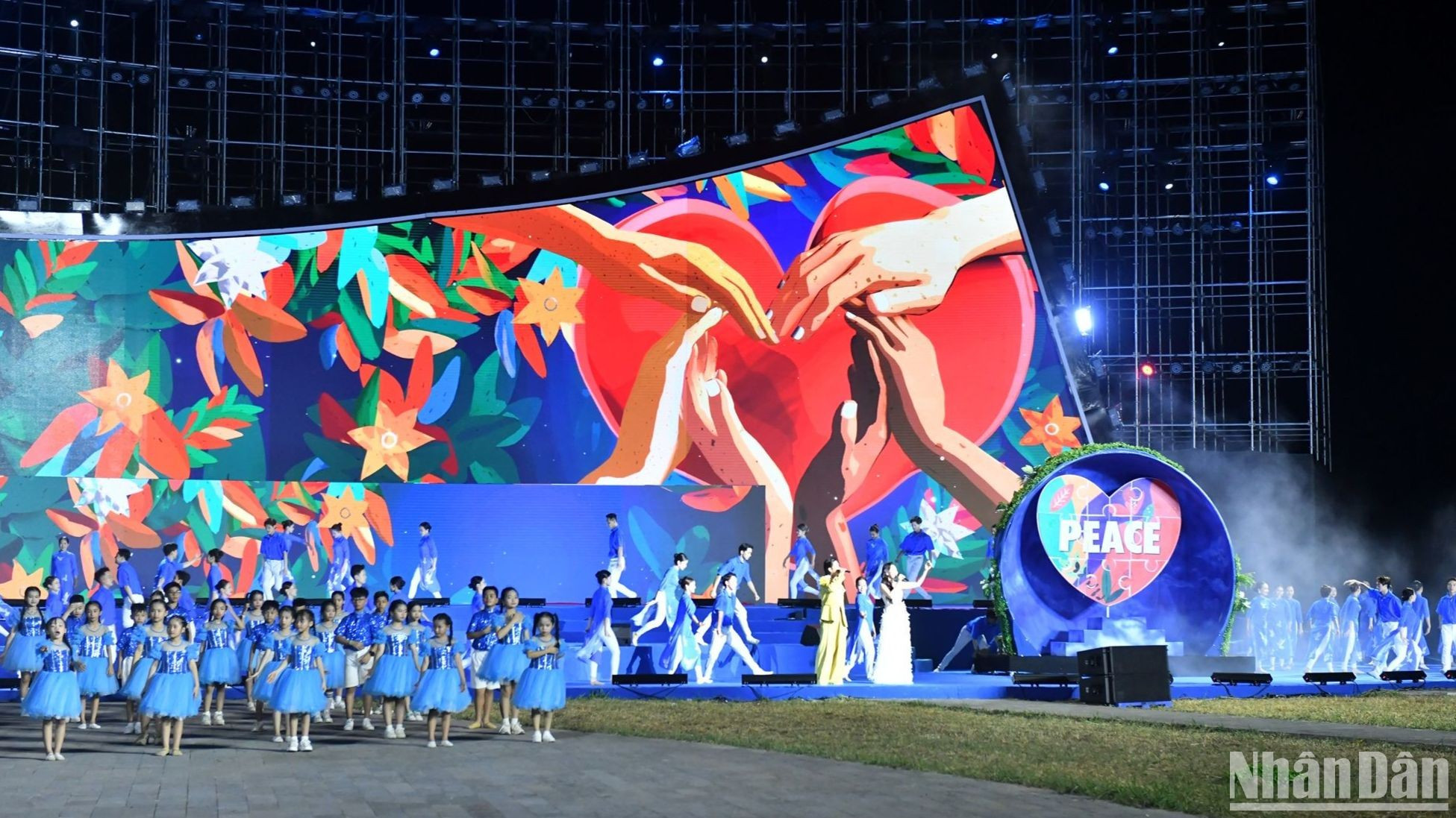 El coro de niños con la canción “Unir brazos, Compartir aspiraciones”. El coro de niños con la canción “Unir brazos, Compartir aspiraciones”.