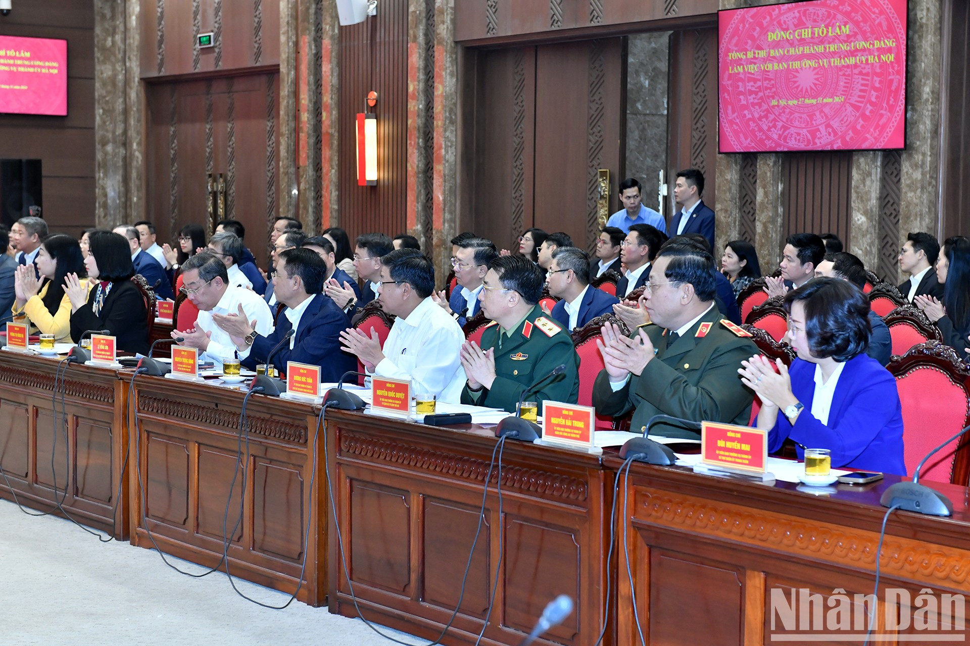 Los delegados en la reunión. Los delegados en la reunión.