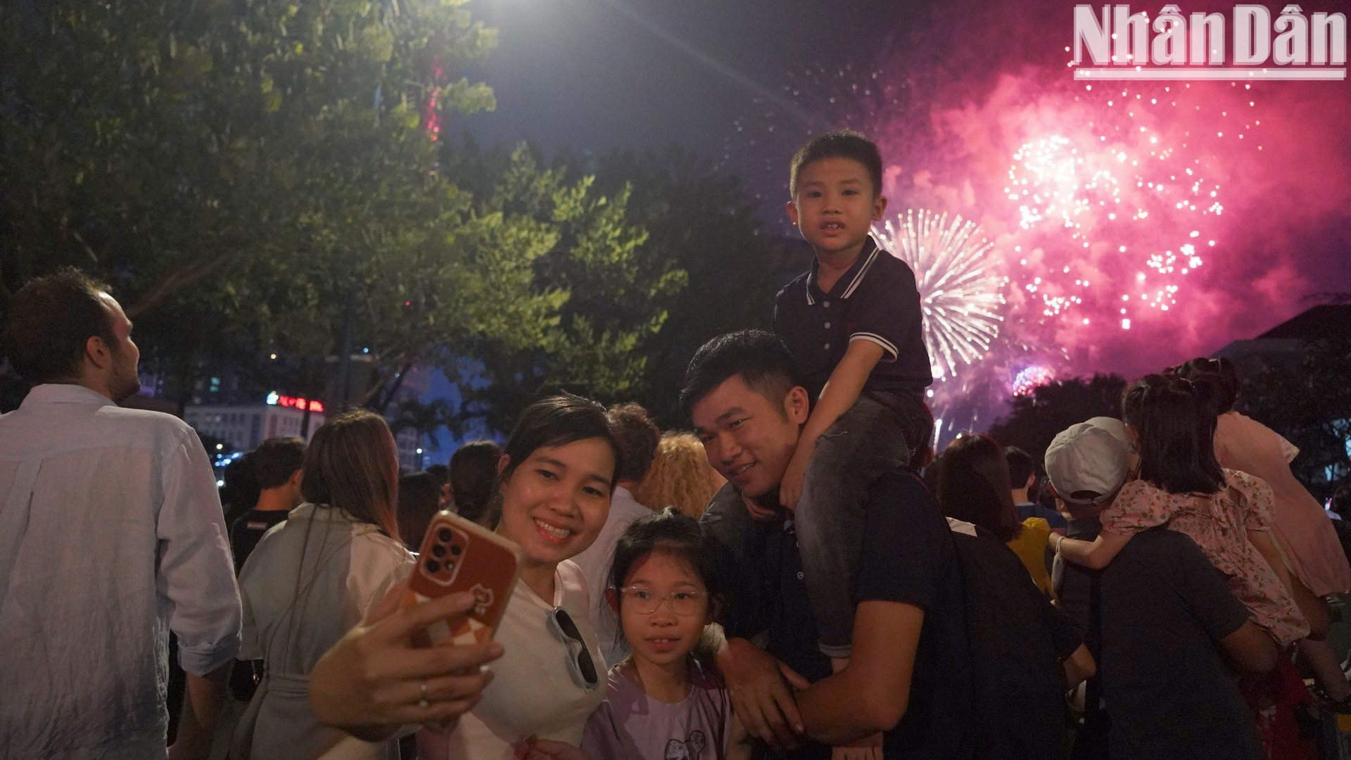 Los habitantes de Ciudad Ho Chi Minh en la fiesta de Nochevieja. Los habitantes de Ciudad Ho Chi Minh en la fiesta de Nochevieja.