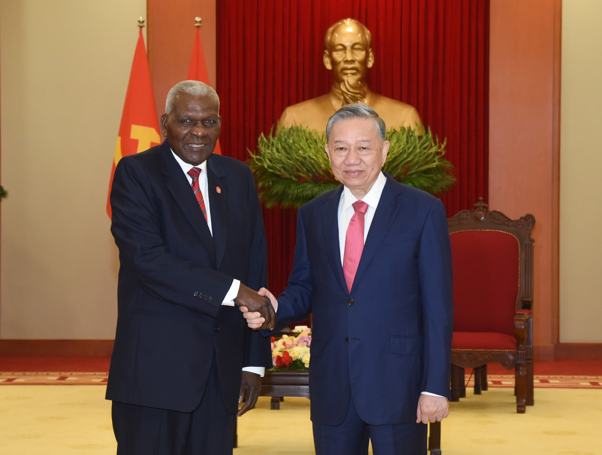 El secretario general del PCV, To Lam, y presidente de la Asamblea Nacional del Poder Popular de Cuba, Esteban Lazo Hernández.