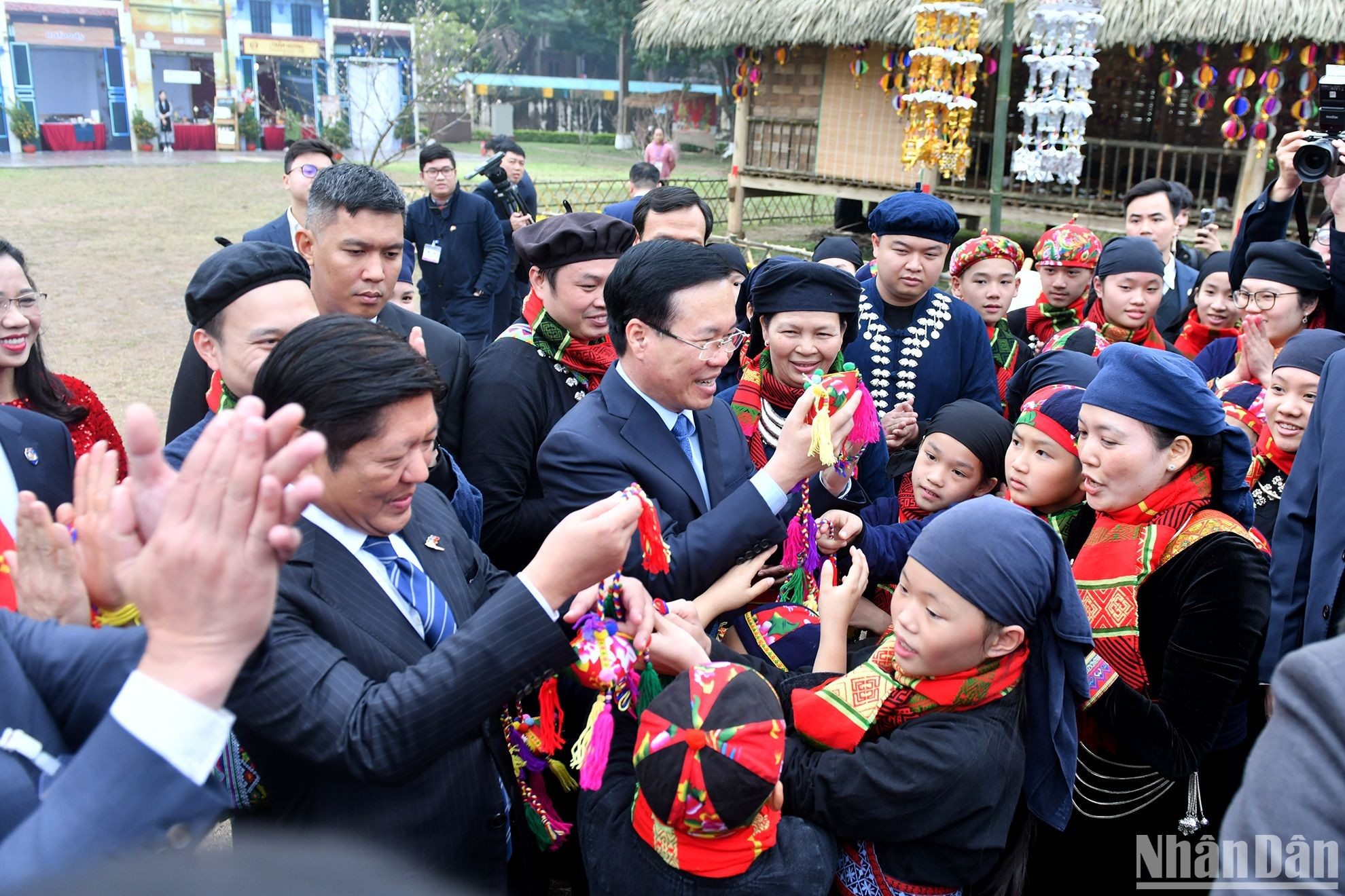 El presidente Vo Van Thuong y su par filipino, Ferdinand Marcos Jr., visitan la Ciudadela Imperial de Thang Long. El presidente Vo Van Thuong y su par filipino, Ferdinand Marcos Jr., visitan la Ciudadela Imperial de Thang Long.