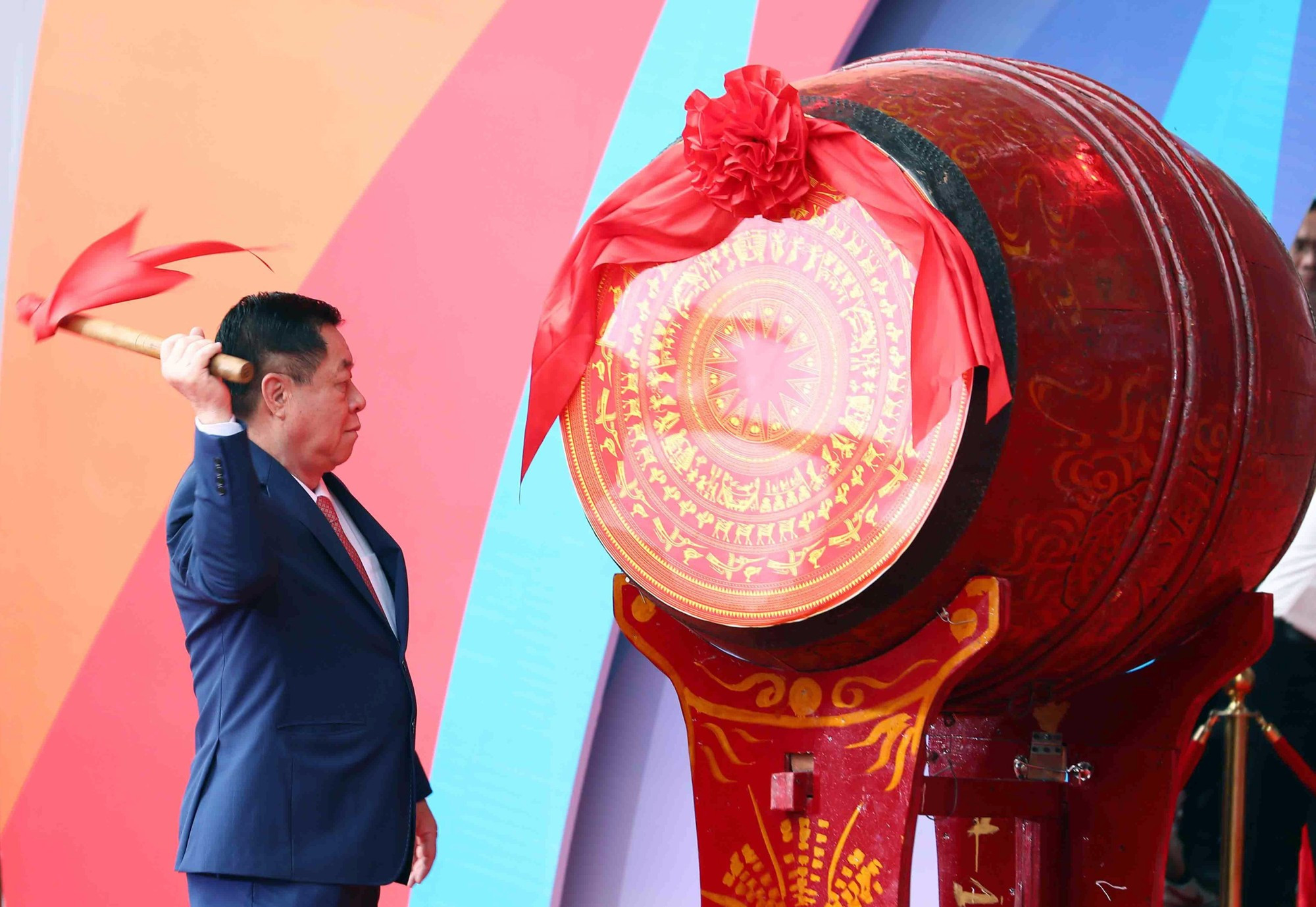 El jefe de la Comisión de Propaganda y Educación del Comité Central del PCV, Nguyen Trong Nghia, toca el tambor para inaugurar el festival.