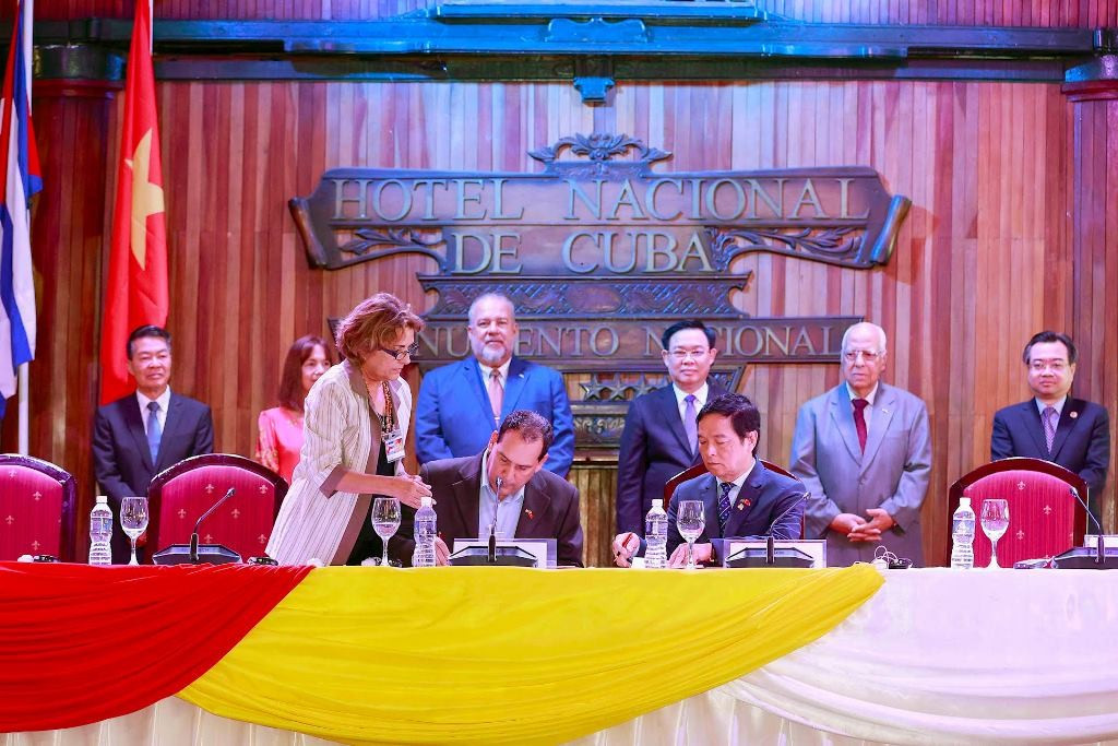 [Foto] Máximo dirigente legislativo vietnamita asiste al Foro de Comercio e Inversión Vietnam-Cuba ảnh 4
