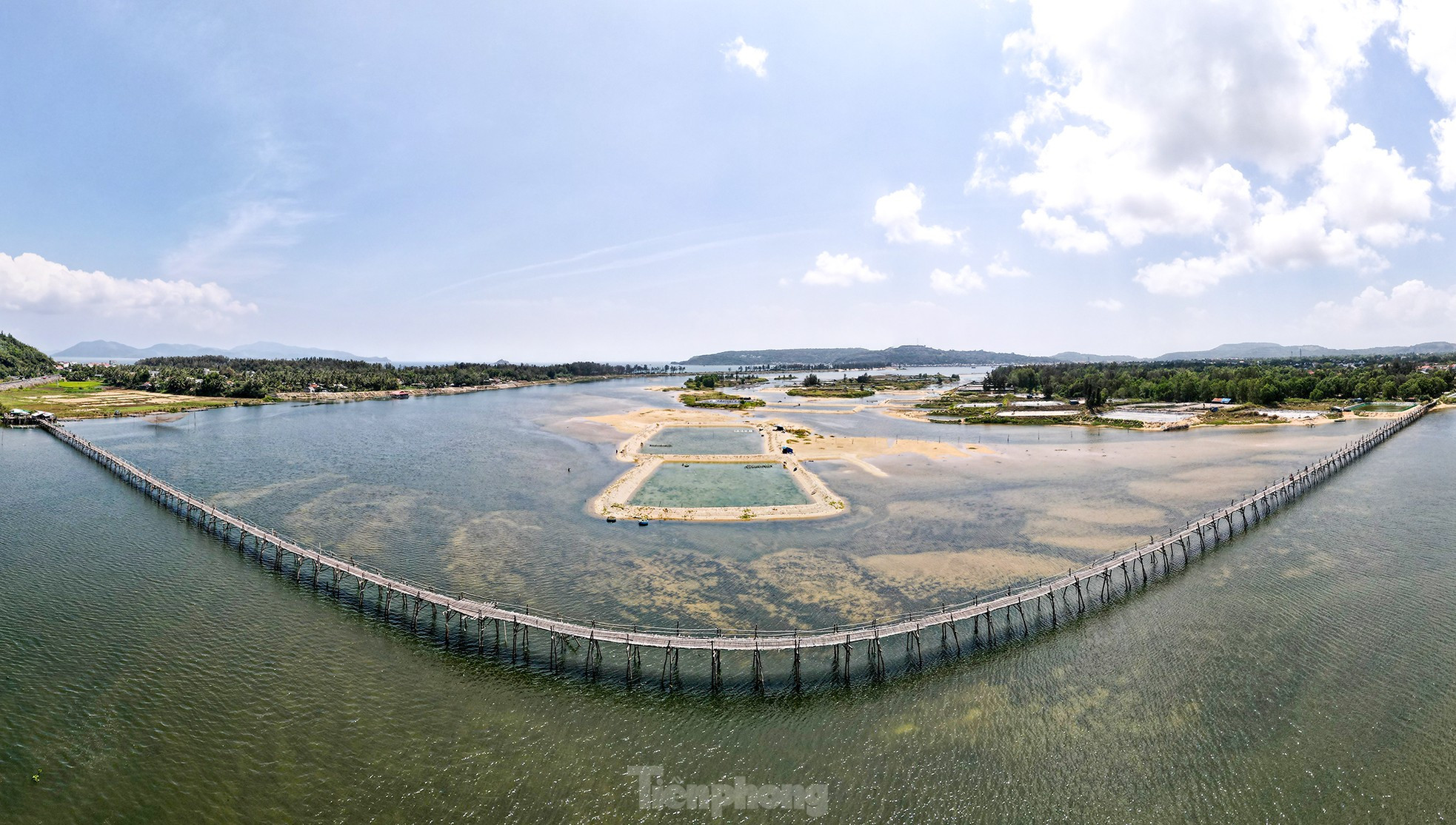 El puente es como una puerta que conduce a lugares famosos de Phu Yen como Ganh Da Dia, la iglesia Mang Lang, las lagunas O Loan y Tam Giang.