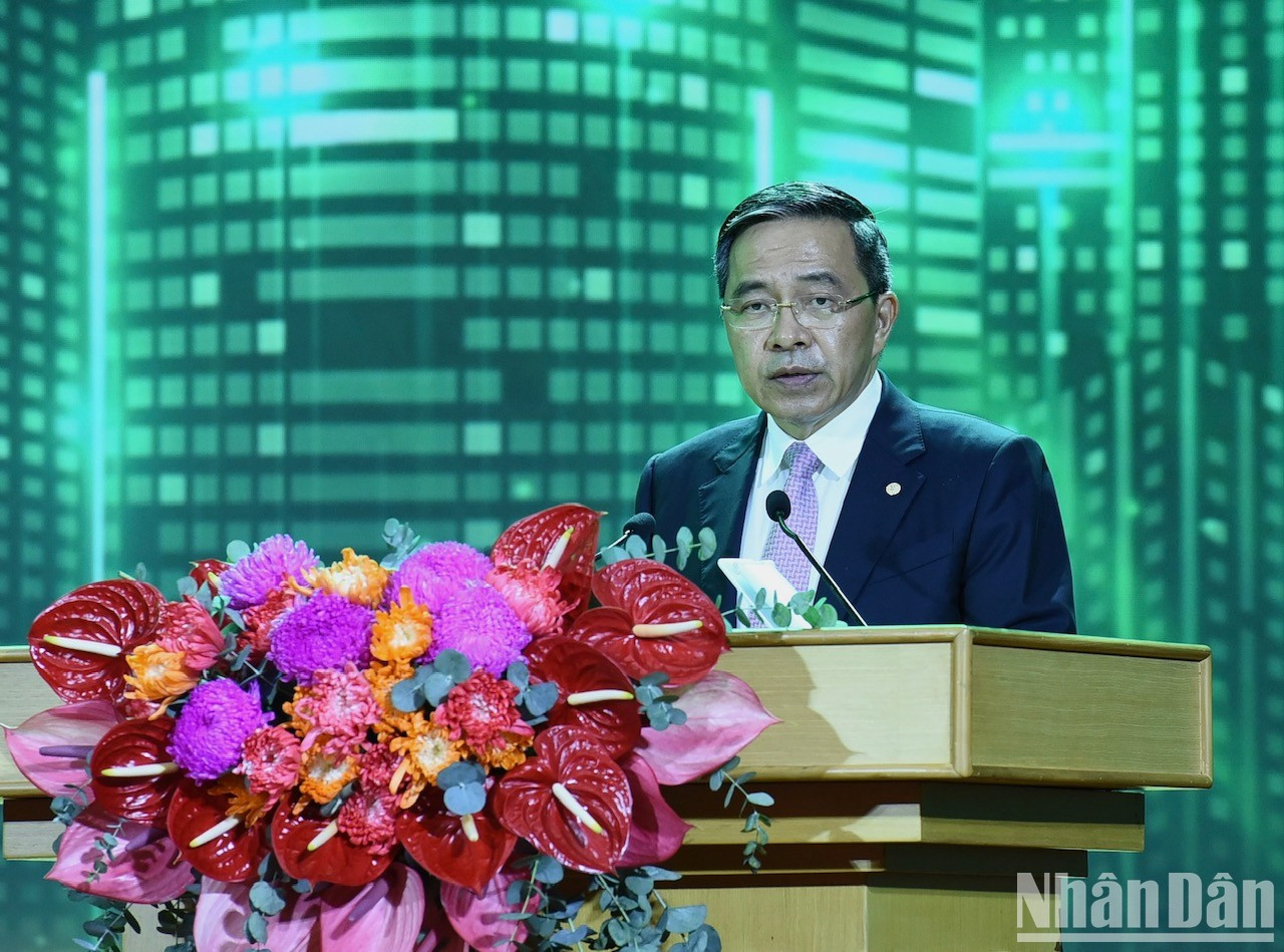 Un representante de las empresas que invierten en la provincia de Hung Yen interviene en el acto. Un representante de las empresas que invierten en la provincia de Hung Yen interviene en el acto.