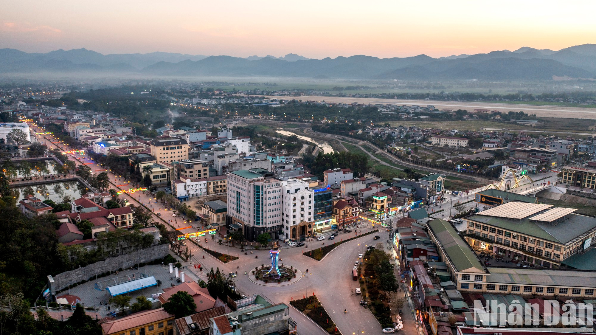 El monumento a la victoria de Dien Bien Phu es un lugar favorito de los turistas que quieren admirar la ciudad desde lo alto. El monumento a la victoria de Dien Bien Phu es un lugar favorito de los turistas que quieren admirar la ciudad desde lo alto.