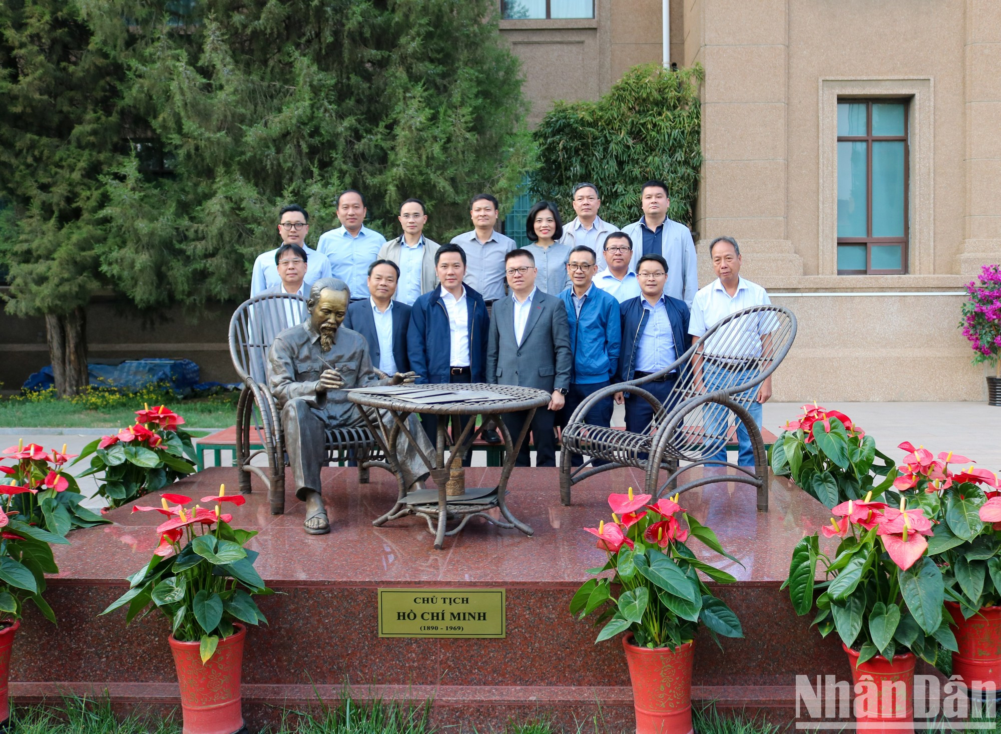 La delegación de Nhan Dan y los funcionarios de la Embajada vietnamita toman fotos de recuerdo ante la estatua del Presidente Ho Chi Minh.