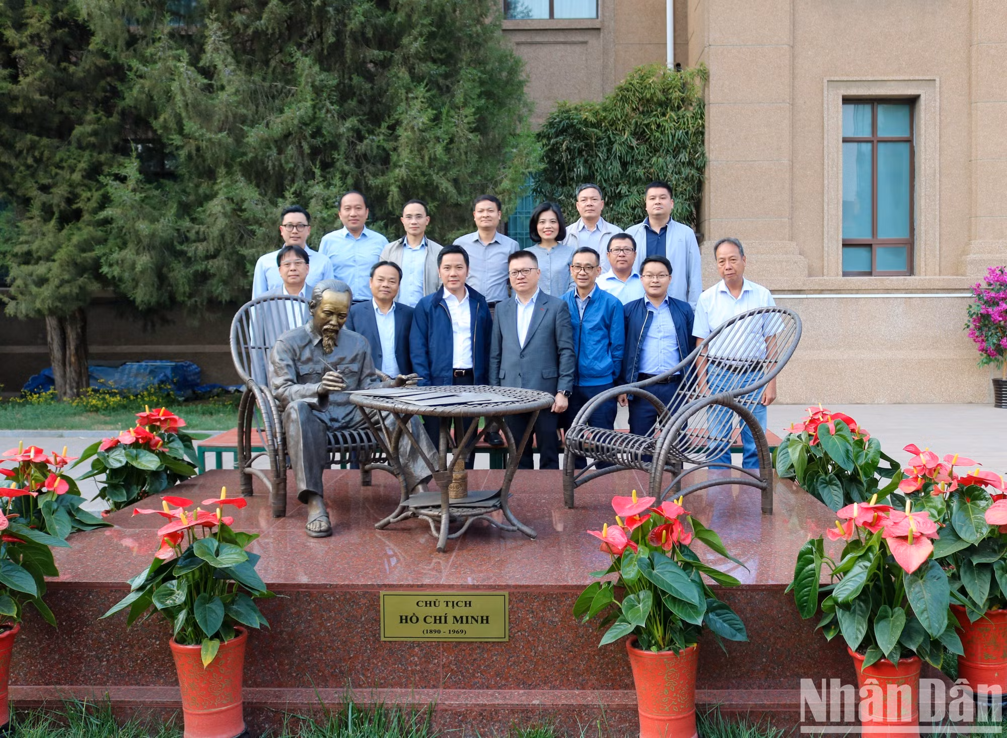 La delegación de Nhan Dan y los funcionarios de la Embajada vietnamita toman fotos de recuerdo ante la estatua del Presidente Ho Chi Minh.