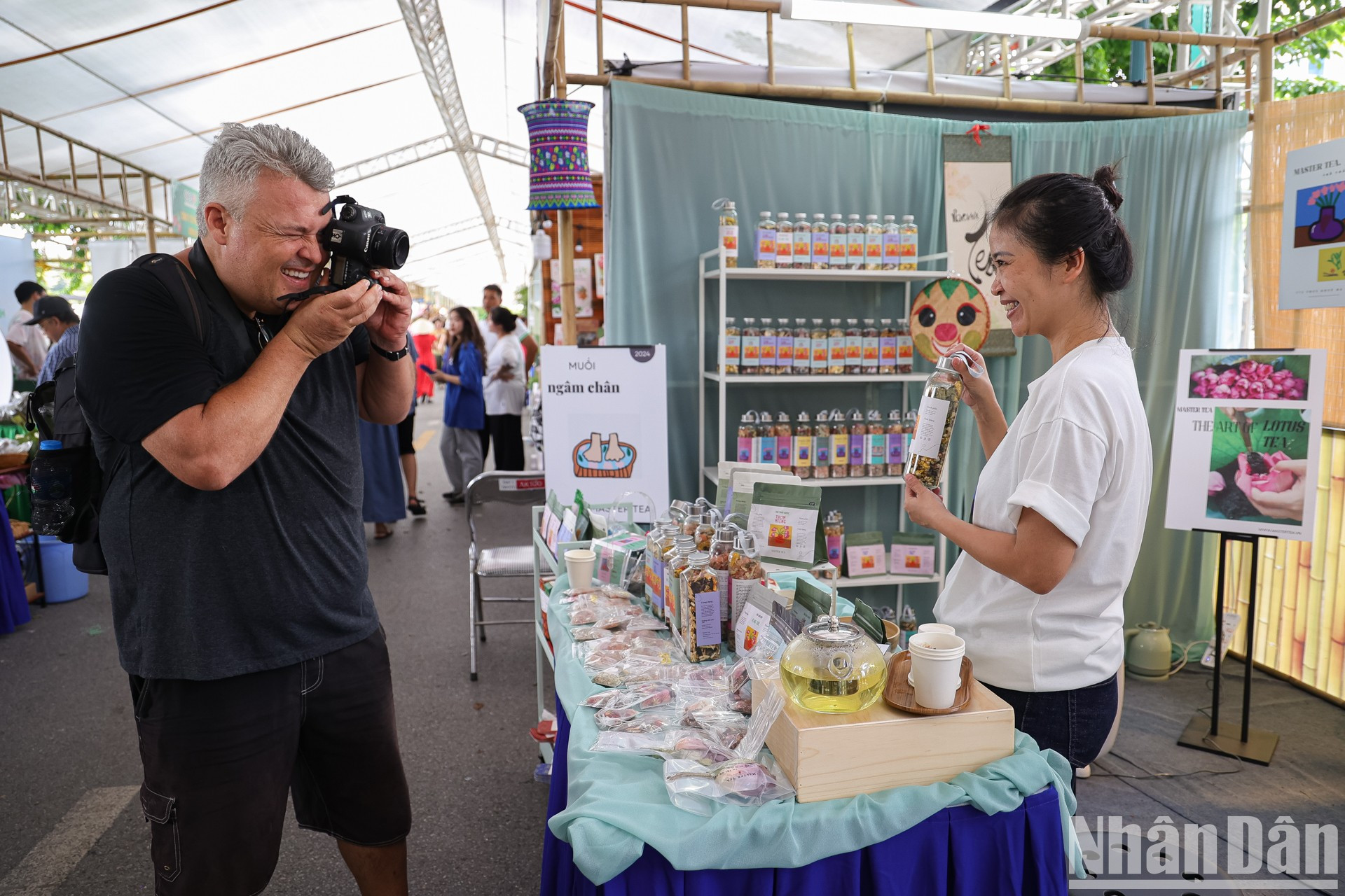 Turistas extranjeros toman fotos en el Festival del Loto de Hanói. Turistas extranjeros toman fotos en el Festival del Loto de Hanói.