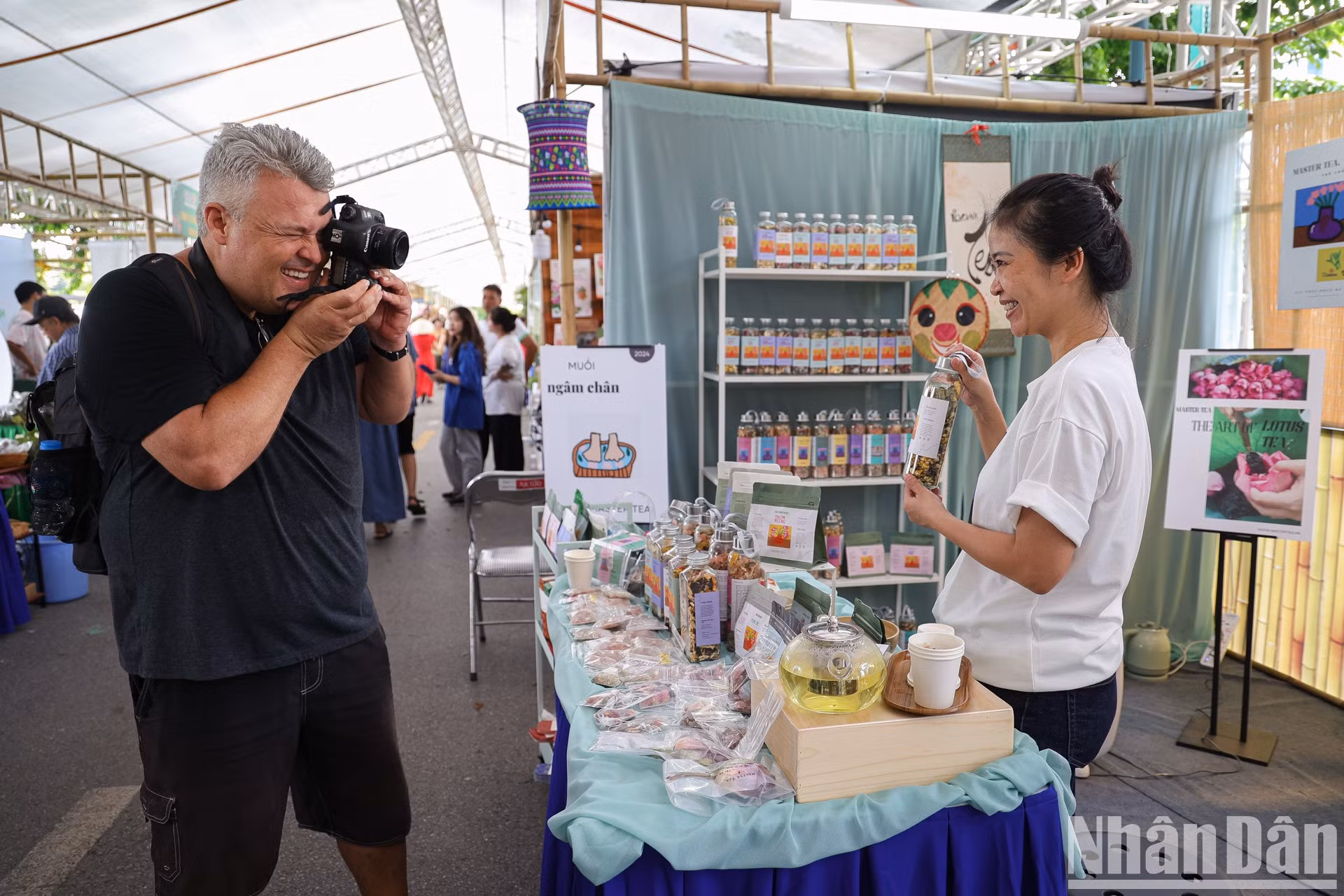Turistas extranjeros toman fotos en el Festival del Loto de Hanói.