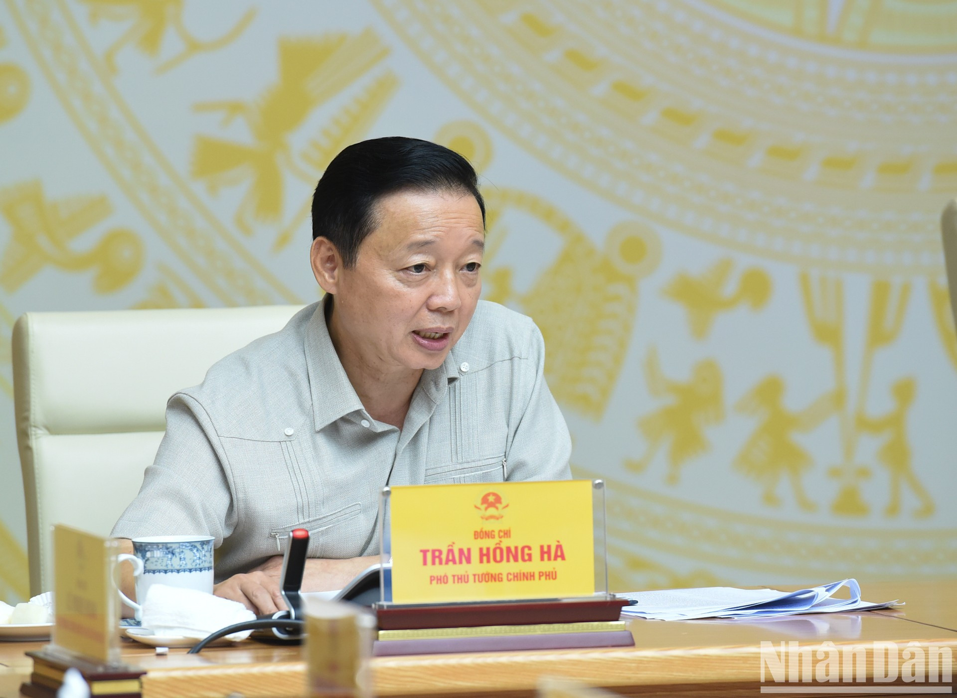 El viceprimer ministro Tran Hong Ha modera el debate. El viceprimer ministro Tran Hong Ha modera el debate.