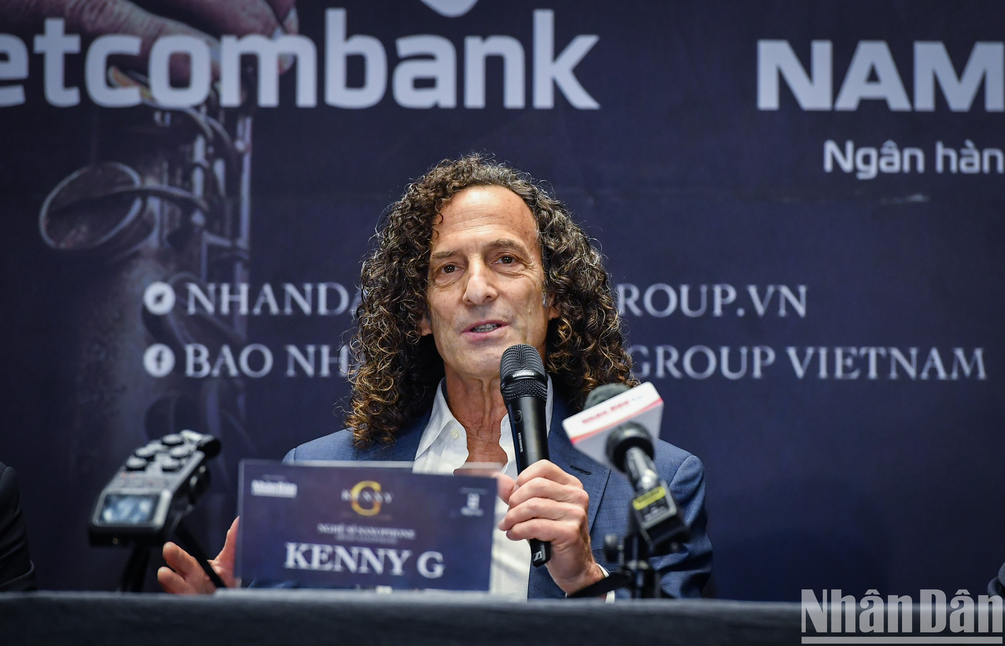 Kenny G expresa su sorpresa por el entusiasmo del público vietnamita. Espera celebrar más conciertos en Vietnam en el futuro, quizá no cada cinco años, sino cada tres o menos. Kenny G expresa su sorpresa por el entusiasmo del público vietnamita. Espera celebrar más conciertos en Vietnam en el futuro, quizá no cada cinco años, sino cada tres o menos.