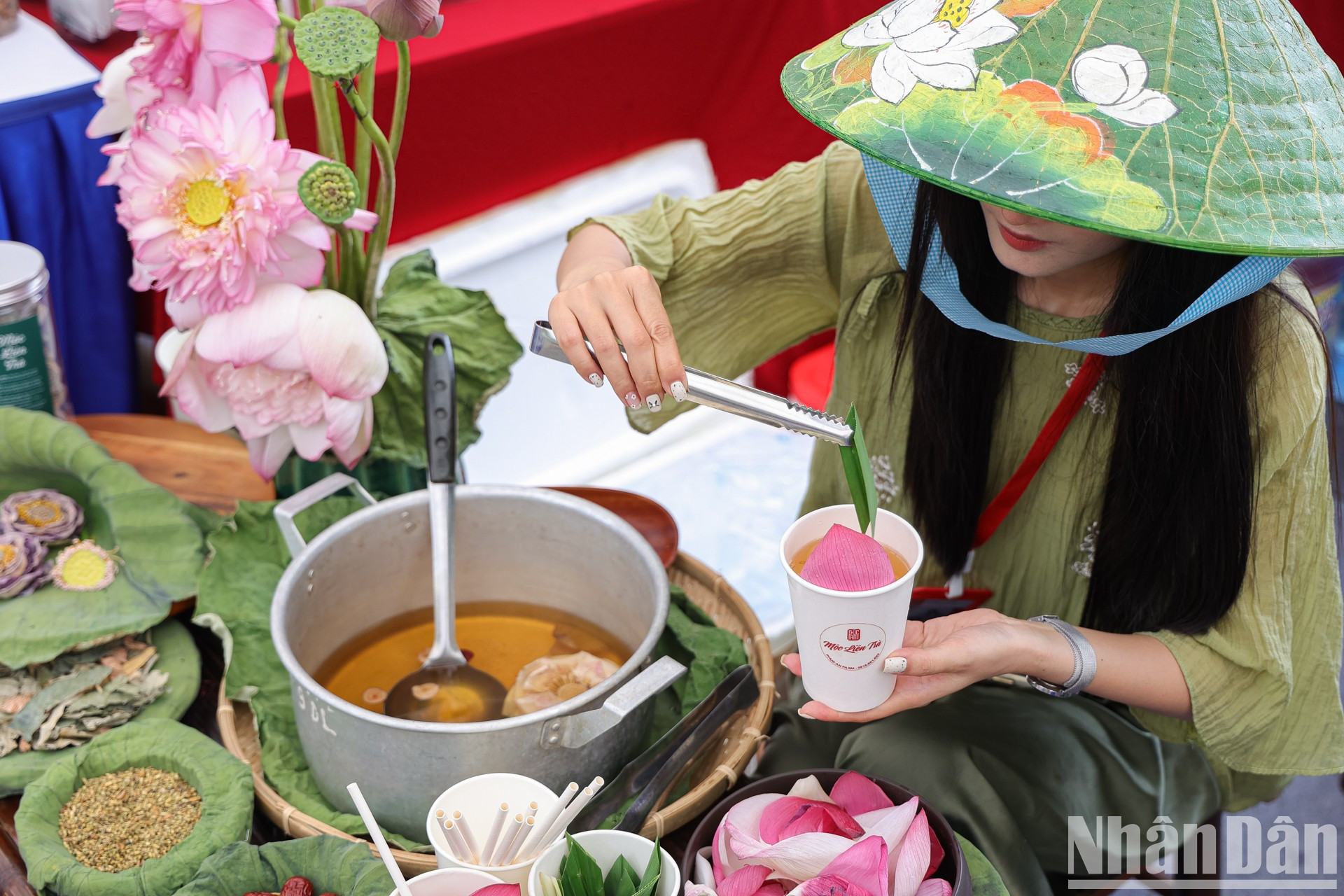 El Festival, abierto hasta mañana, brinda experiencias únicas a los hanoyenses y turistas. El Festival, abierto hasta mañana, brinda experiencias únicas a los hanoyenses y turistas.