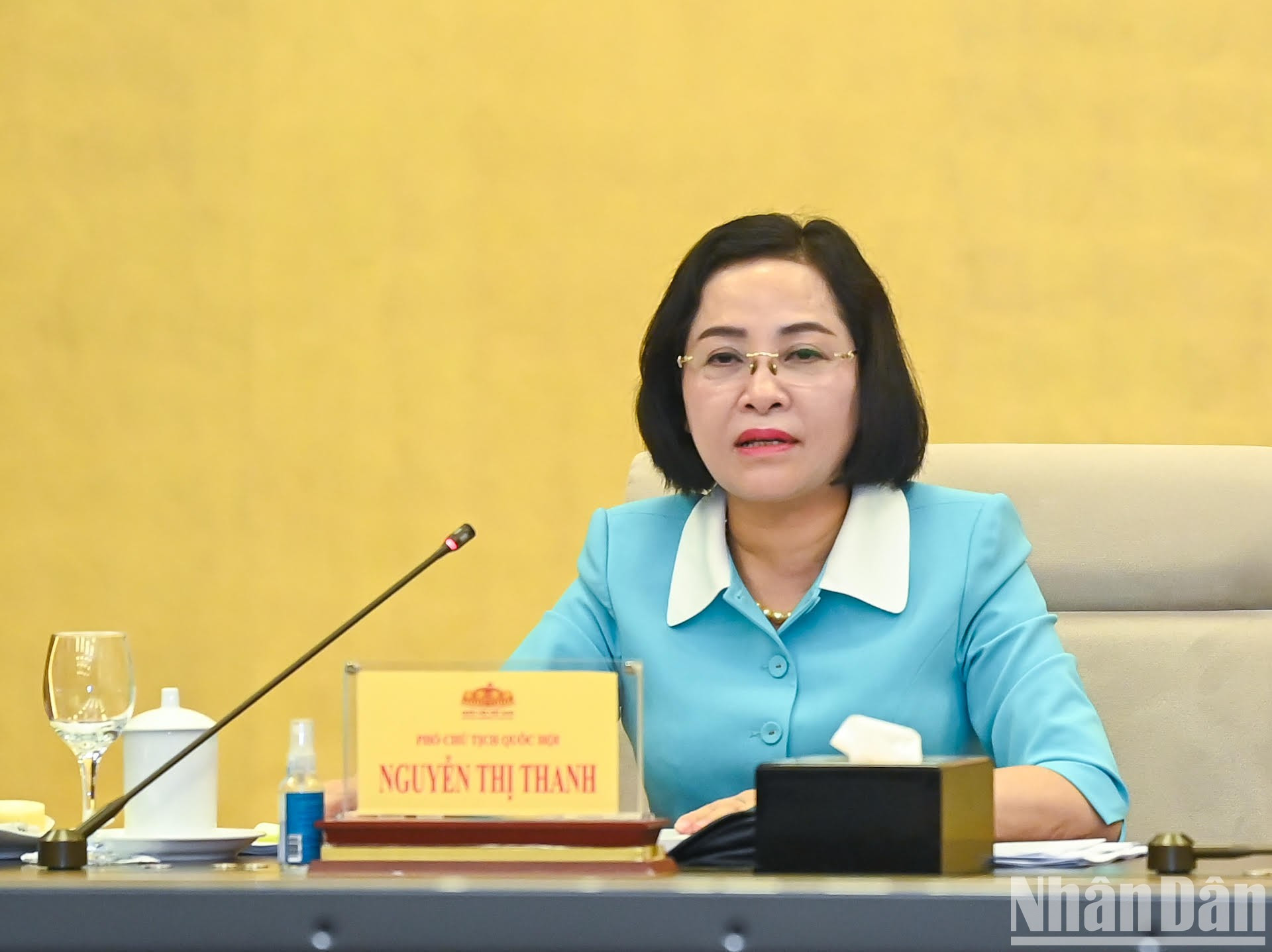 La vicepresidenta de la Asamblea Nacional, Nguyen Thi Thanh, modera el debate. La vicepresidenta de la Asamblea Nacional, Nguyen Thi Thanh, modera el debate.