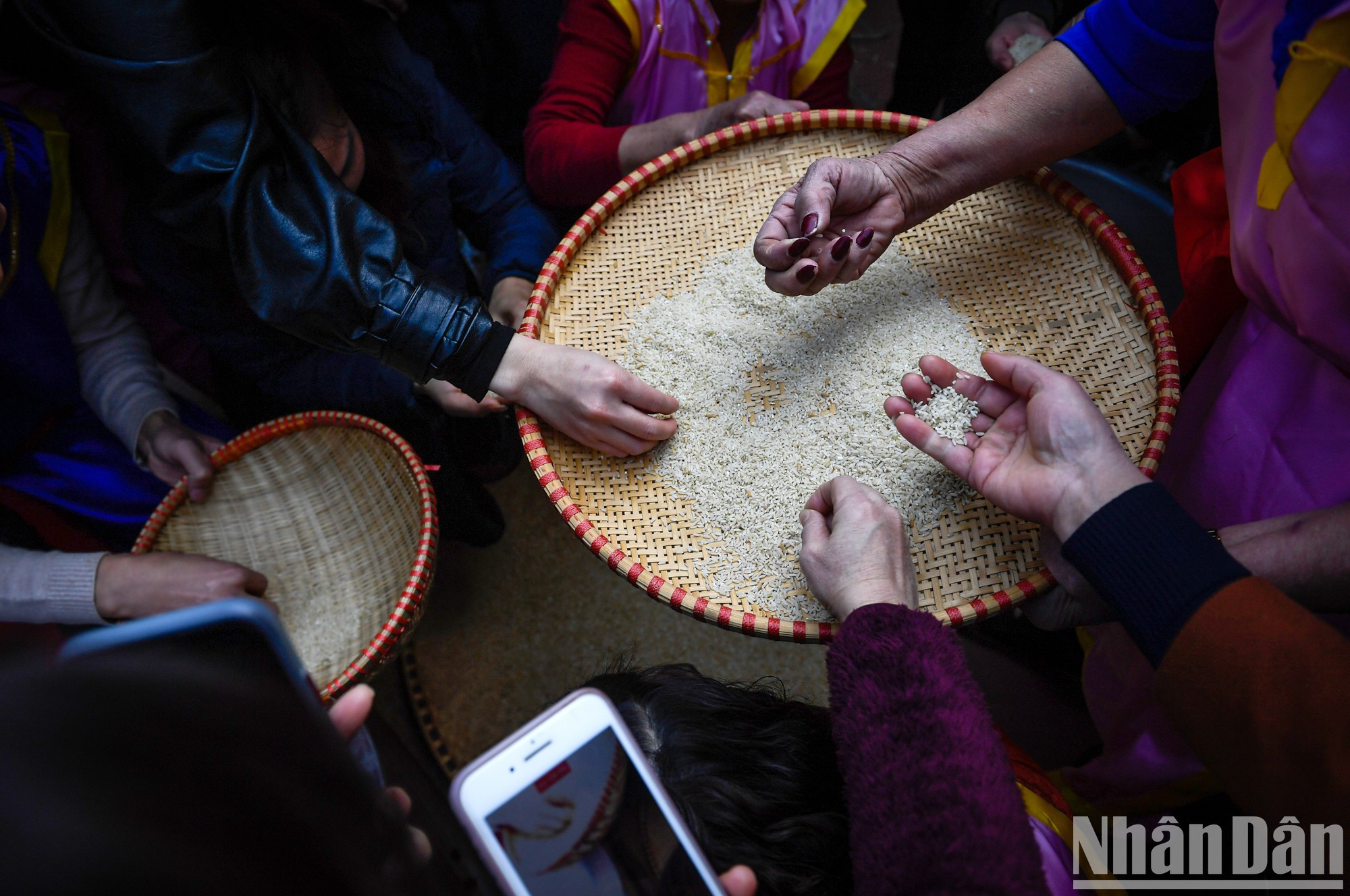 Las mujeres expertas tamizarán las cáscaras de arroz para separar los granos valiosos de las piedras, impurezas y granos rotos. Las mujeres expertas tamizarán las cáscaras de arroz para separar los granos valiosos de las piedras, impurezas y granos rotos.