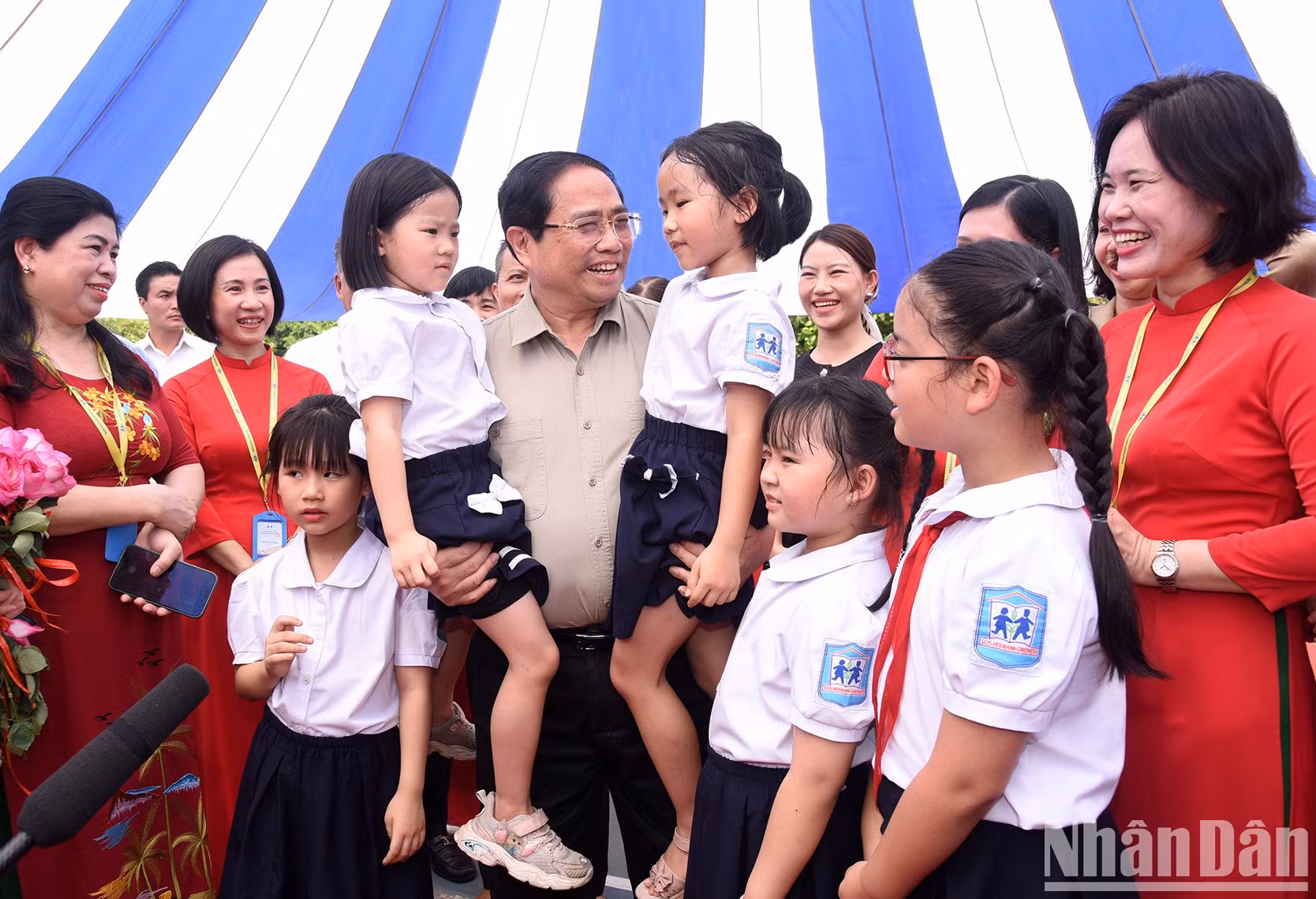 [Foto] Premier vietnamita visita a alumnos necesitados en Hanói