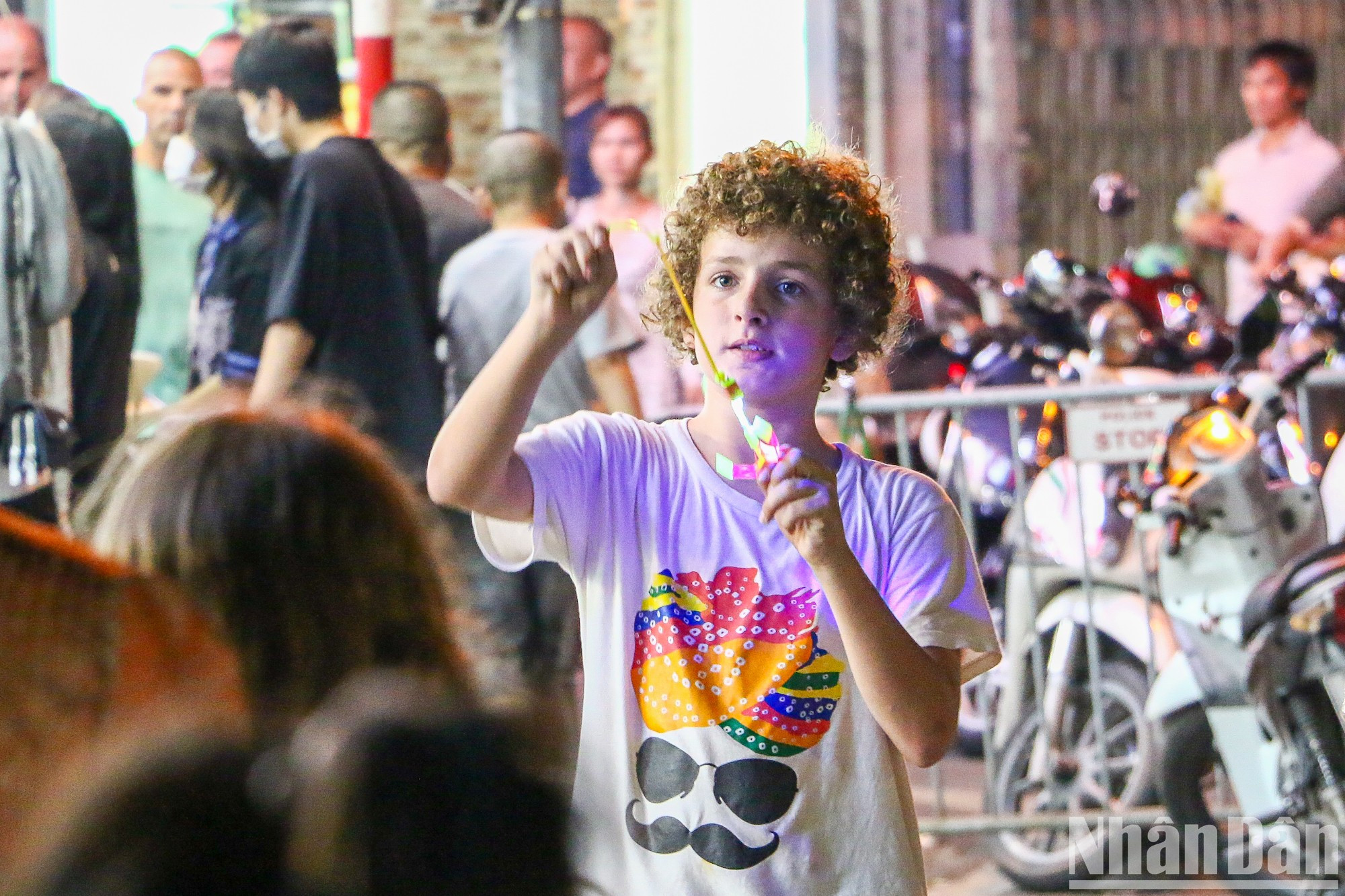 Un chico foráneo participa en juegos folclóricos. Un chico foráneo participa en juegos folclóricos.