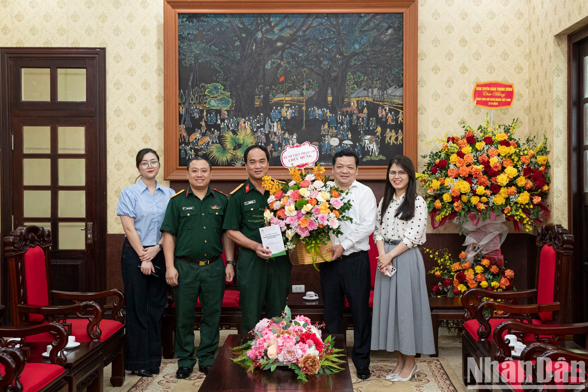 Doctor Vu Ngoc Lam, subdirector del Hospital Central Militar 108 toma una foto de recuerdo con representantes de Nhan Dan.
