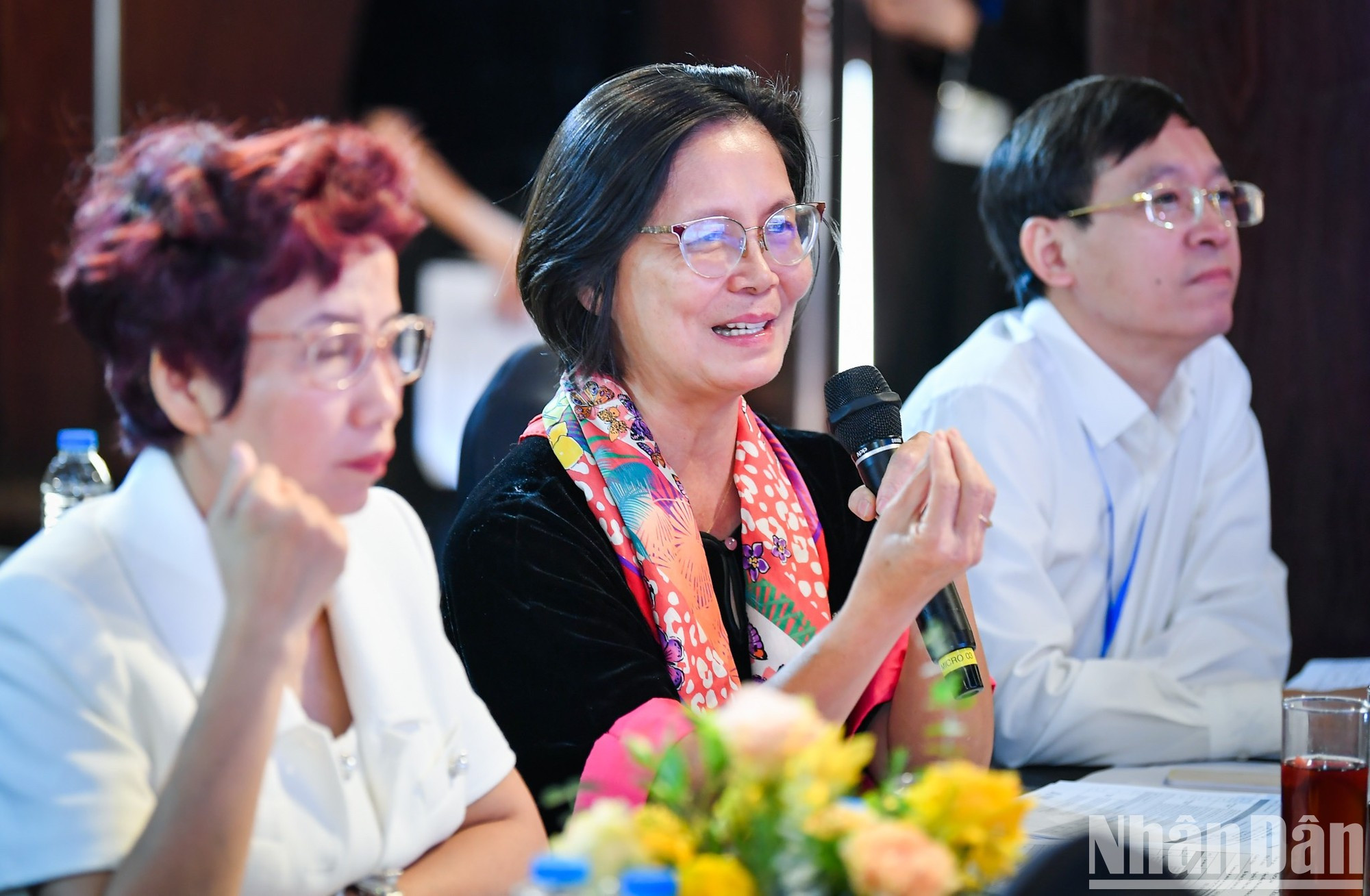 Los miembros del Consejo del Jurado interactuan con representantes de los proyectos participantes en el evento.