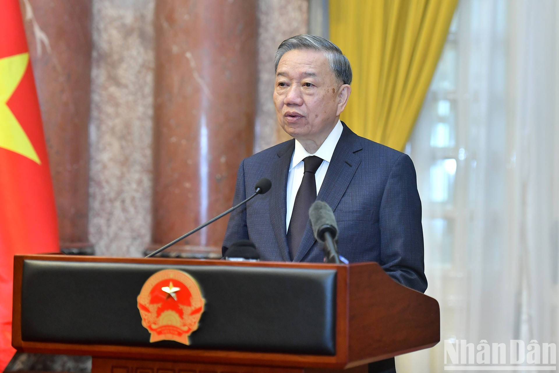 El máximo dirigente vietnamita habla en la reunión. El máximo dirigente vietnamita habla en la reunión.