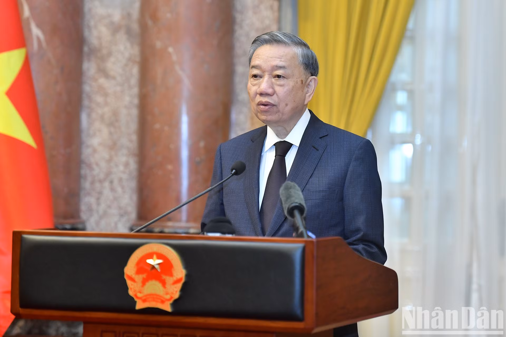El máximo dirigente vietnamita habla en la reunión.