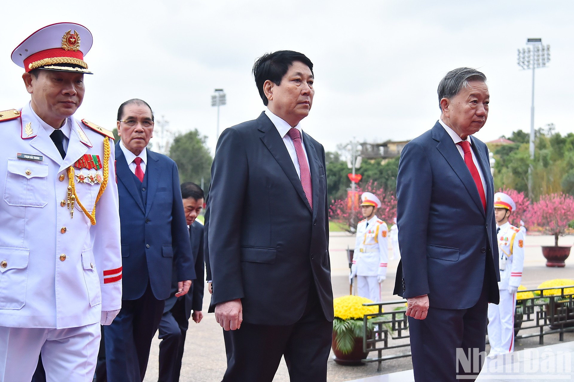 El secretario general del PCV, To Lam; el exsecretario general del PCV, Nong Duc Manh, y el presidente, Luong Cuong, encabezan una delegación de alto nivel que visita el Mausoleo del Presidente Ho Chi Minh.