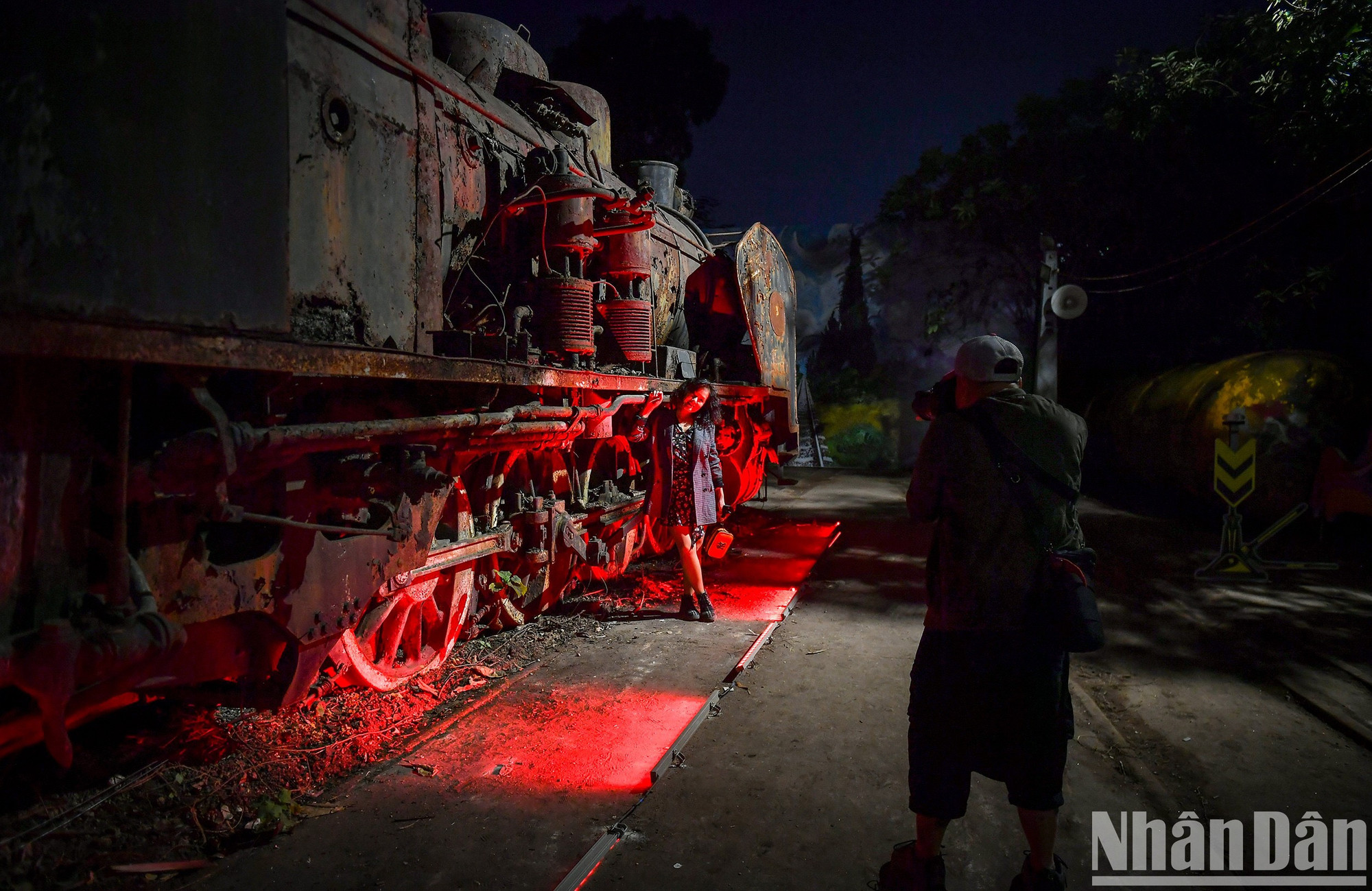 Los capitalinos toman fotos de recuerdo en la “Locomotora a vapor de Tu Luc”.