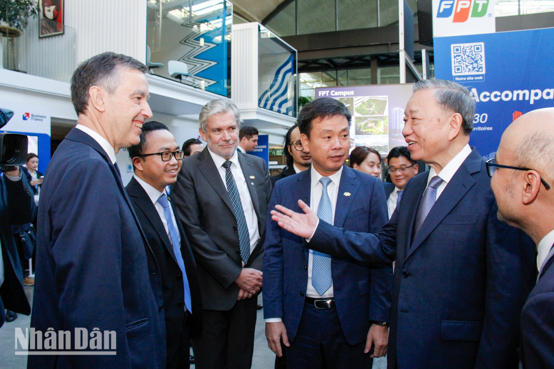 El secretario general del PCV y presidente de Vietnam, To Lam, visita el stand del Grupo FPT en el Foro. (Foto: KHAI HOAN) El secretario general del PCV y presidente de Vietnam, To Lam, visita el stand del Grupo FPT en el Foro. (Foto: KHAI HOAN)