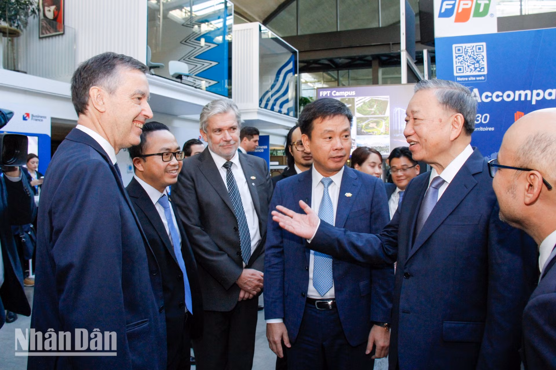 El secretario general del PCV y presidente de Vietnam, To Lam, visita el stand del Grupo FPT en el Foro. (Foto: KHAI HOAN)