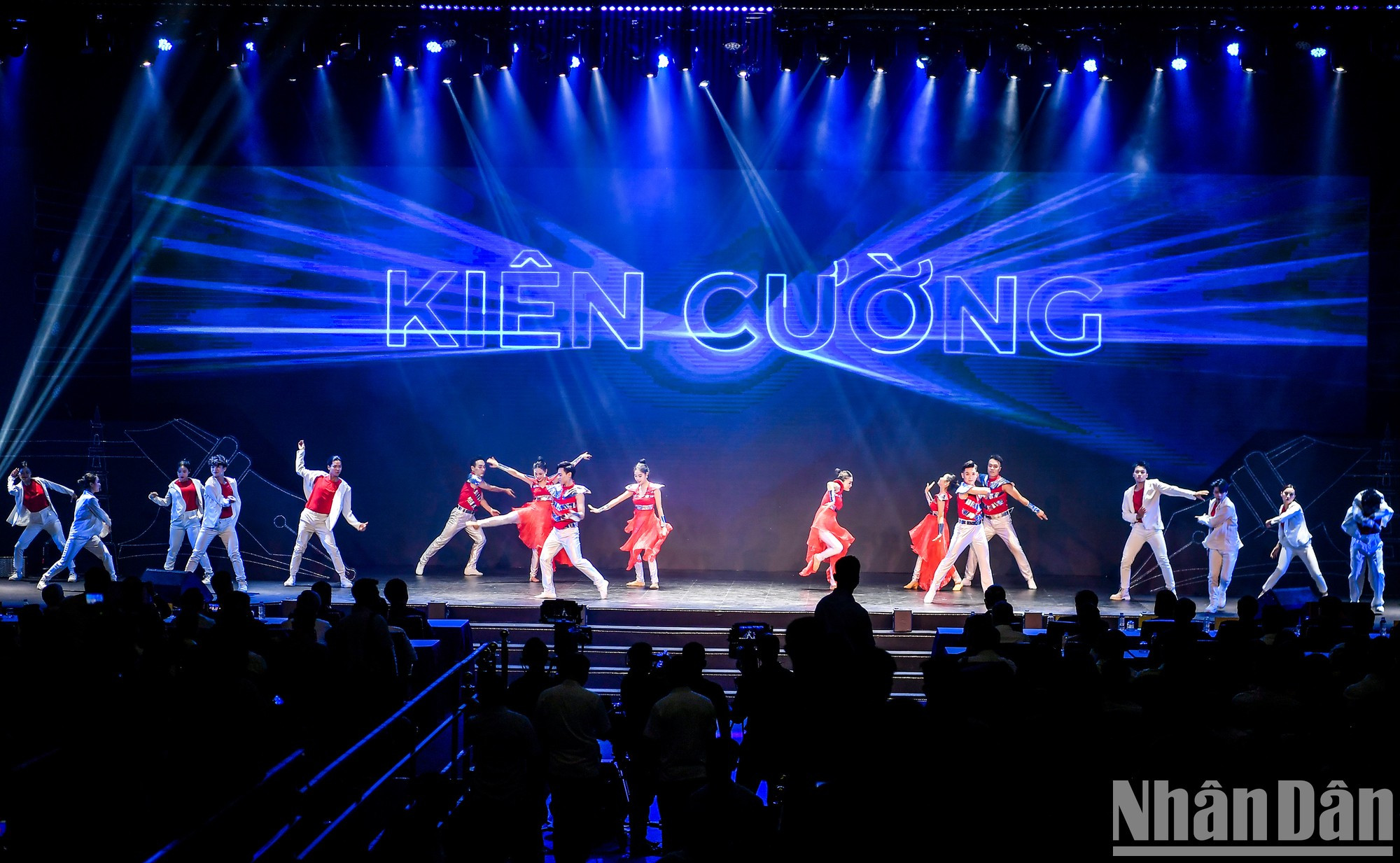 Efectos de iluminación modernos en la ceremonia.