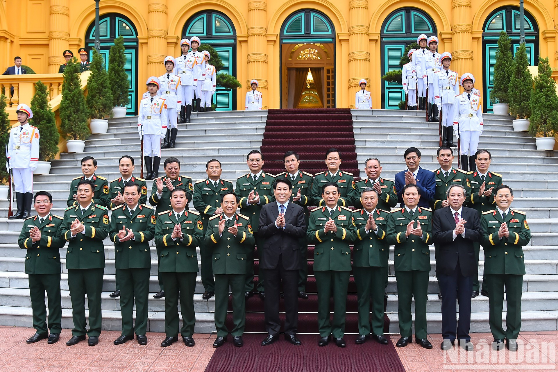 El presidente vietnamita, Luong Cuong, y los delegados.