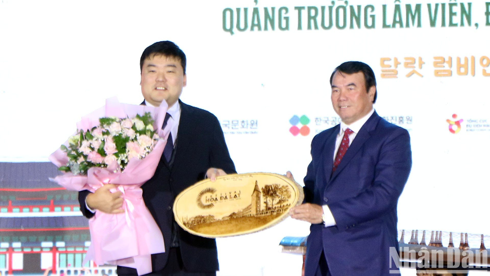 El vicepresidente del Comité Popular de la provincia de Lam Dong, Pham S, hizo entrega de regalos a los representantes del Centro Cultural Surcoreano en Vietnam.