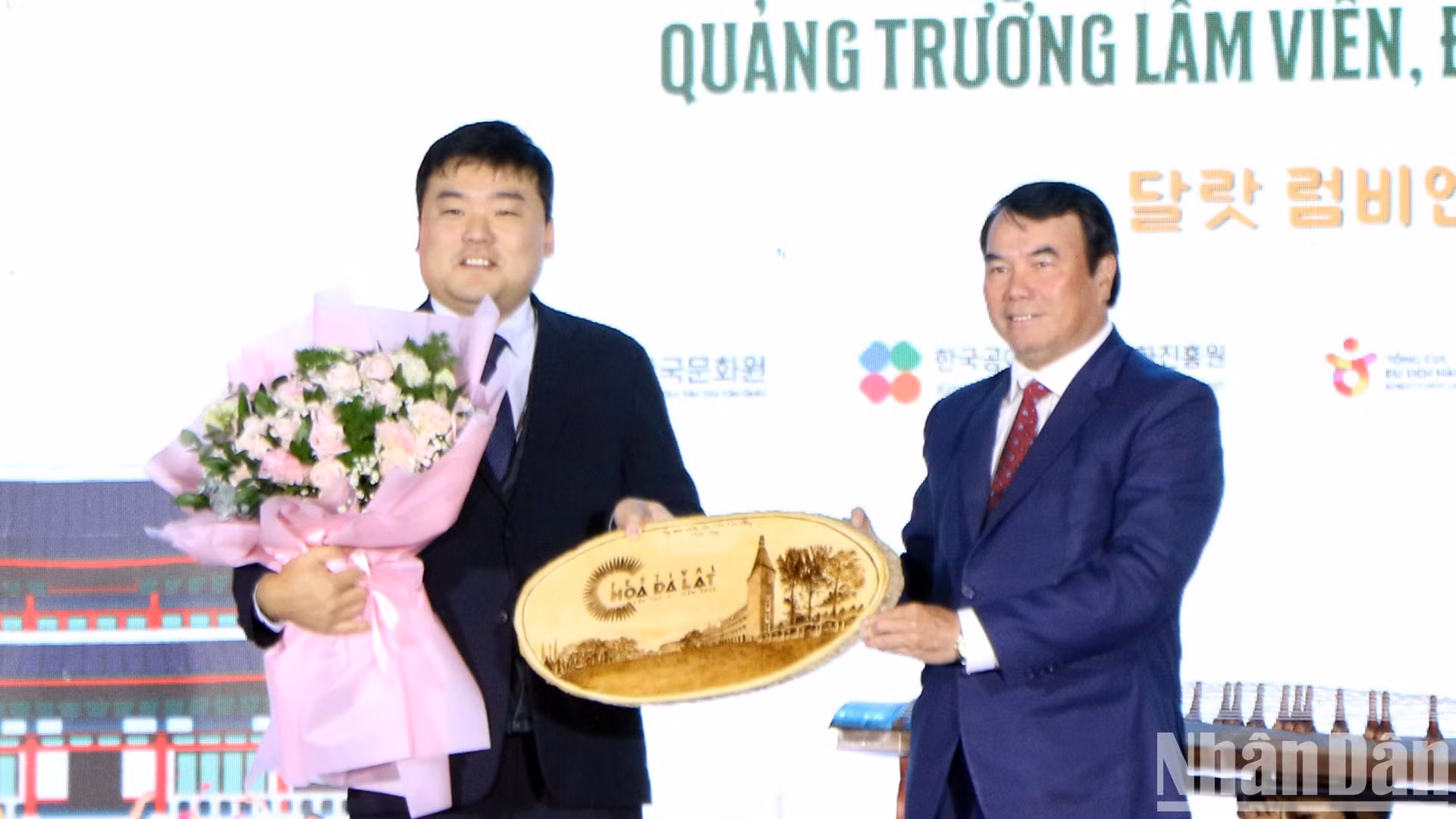 El vicepresidente del Comité Popular de la provincia de Lam Dong, Pham S, hizo entrega de regalos a los representantes del Centro Cultural Surcoreano en Vietnam.
