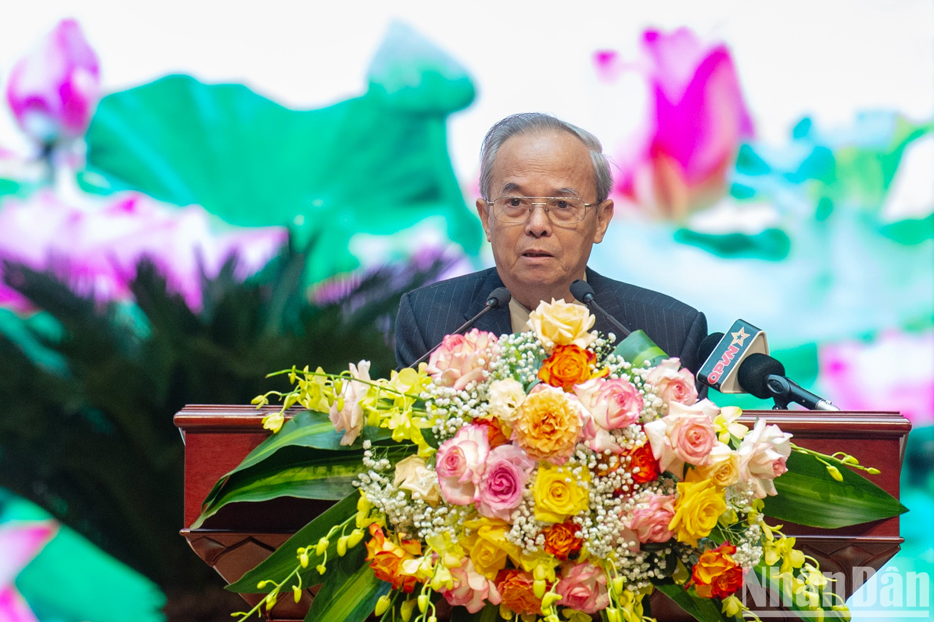 El profesor y doctor Dinh Xuan Dung presenta un discurso. El profesor y doctor Dinh Xuan Dung presenta un discurso.