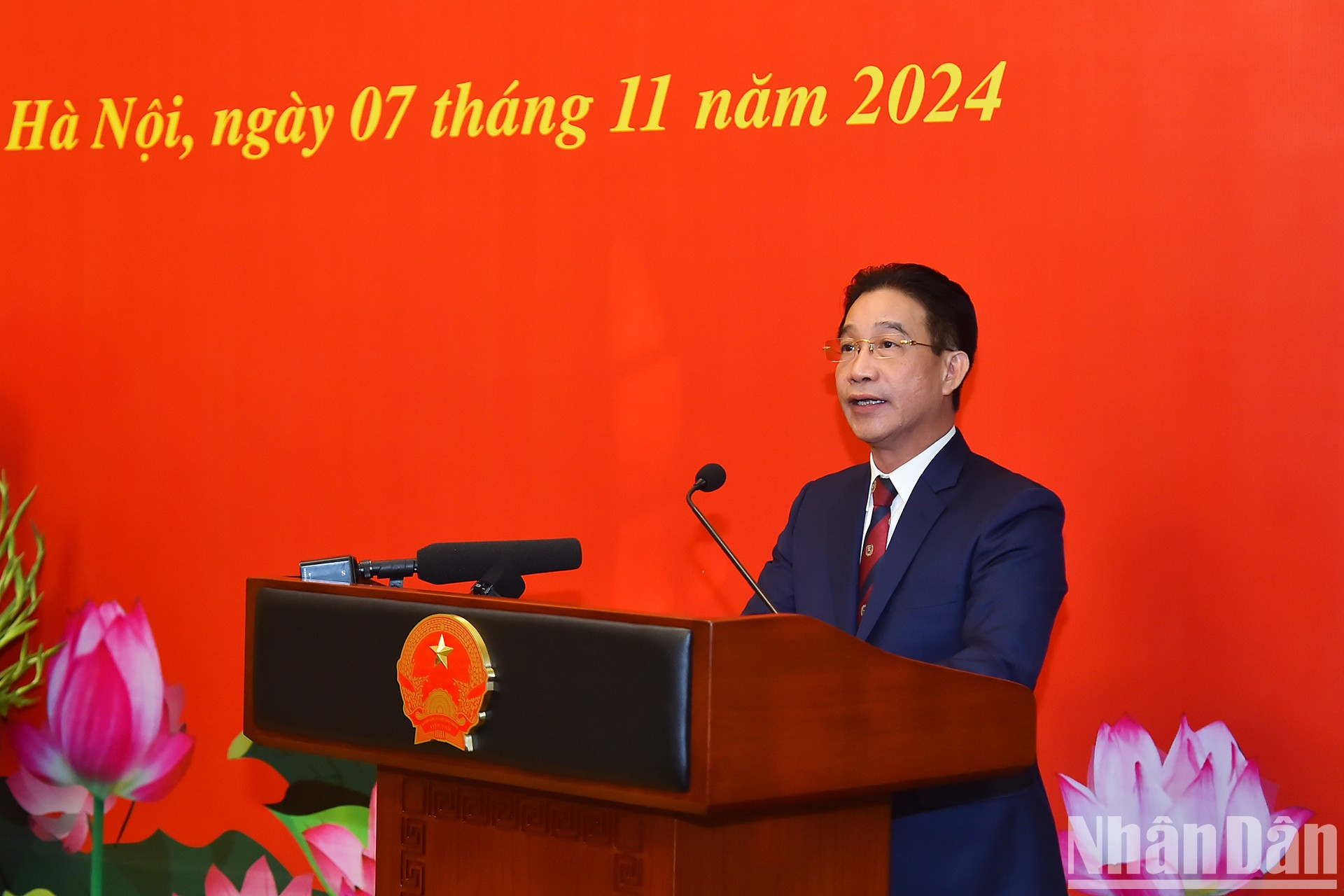 El subjefe de la Oficina Presidencial, Pham Thanh Ha, lee la decisión del Comité del Partido en el Bloque de los Órganos Centrales sobre la entrega de la insignia por los 30 años de membresía del PCV a la vicepresidenta Vo Thi Anh Xuan.