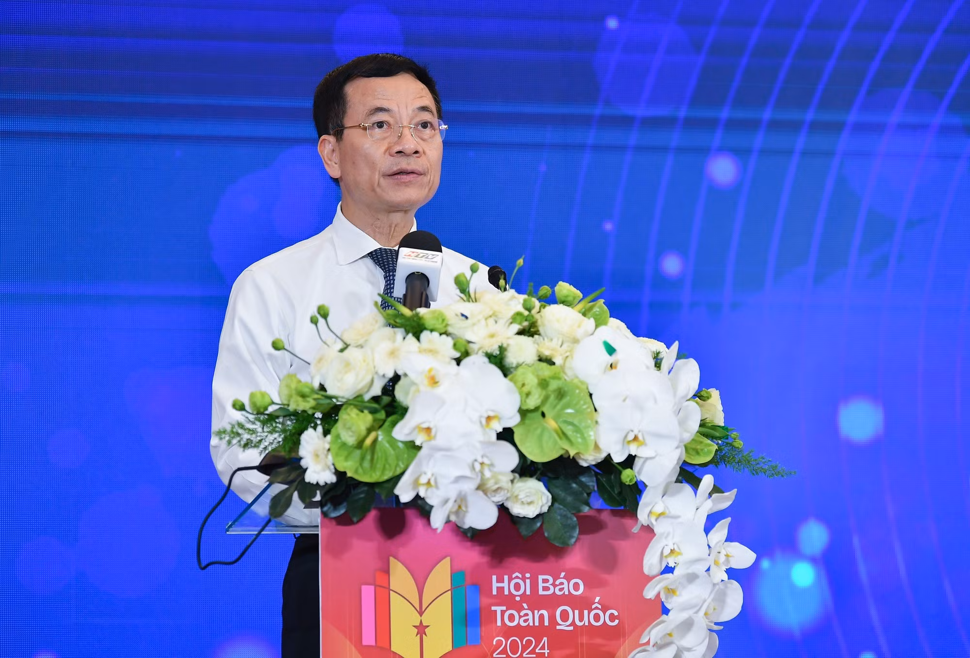 Nguyen Manh Hung, Ministro de Información y Comunicación, afirma que invertir en tecnología digital, recursos humanos digitales, datos digitales e innovación digital es invertir en el futuro de la prensa.