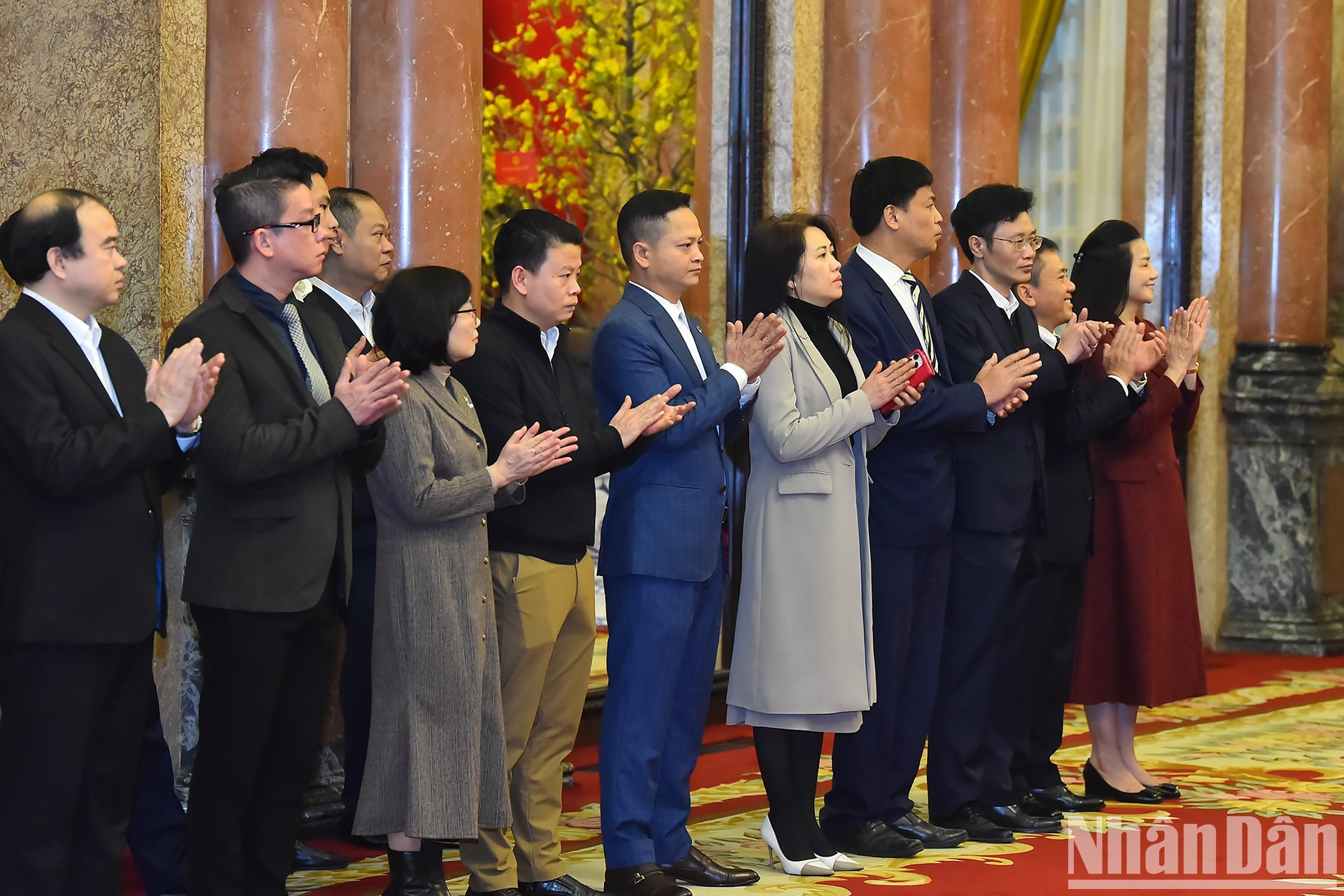 Funcionarios y personal de la Oficina Presidencial en la cita.