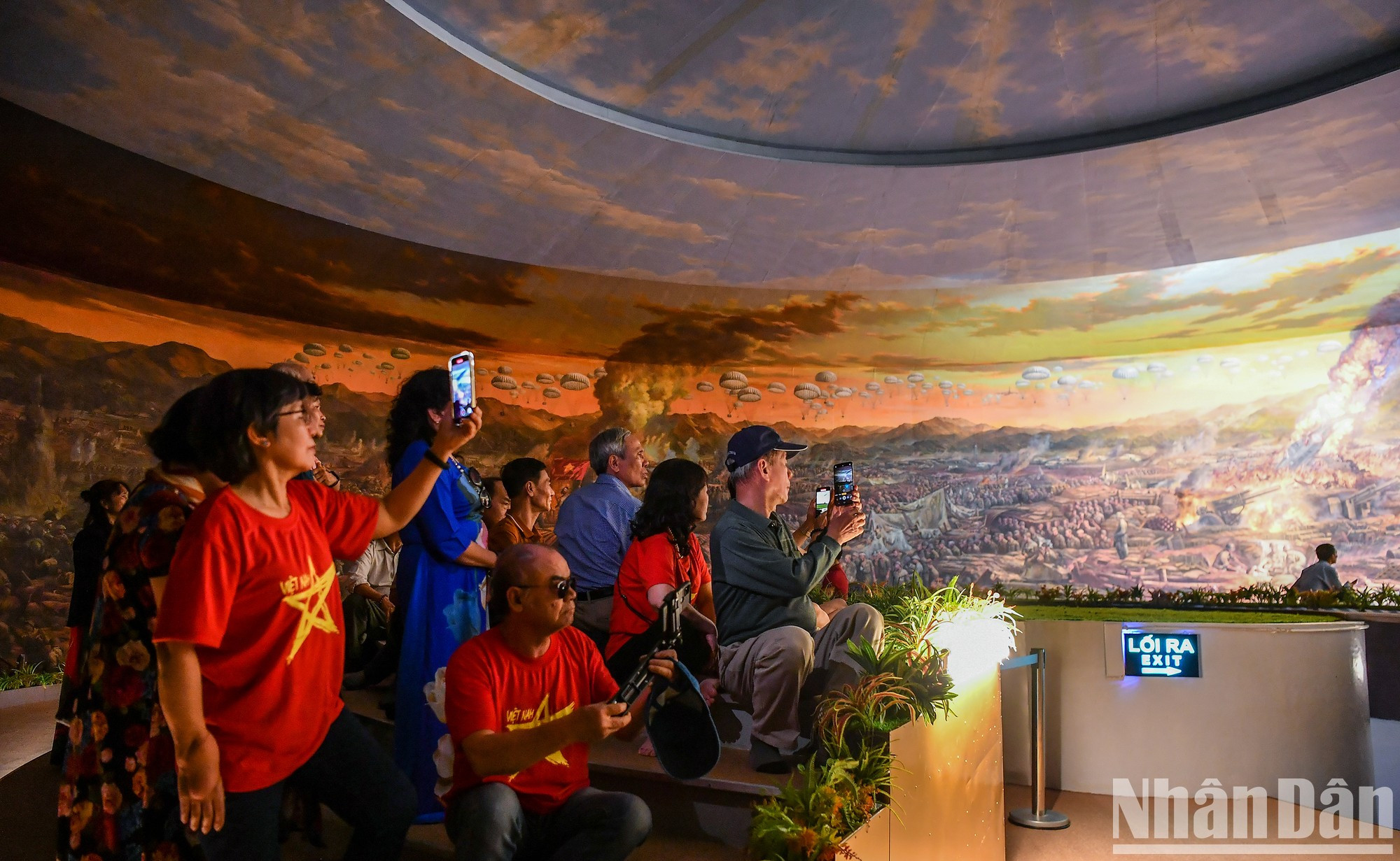 La obra se divide en secciones temáticas tituladas Todo el pueblo a la batalla, El majestuoso preludio, El enfrentamiento histórico y La victoria de Dien Bien. La obra se divide en secciones temáticas tituladas Todo el pueblo a la batalla, El majestuoso preludio, El enfrentamiento histórico y La victoria de Dien Bien.