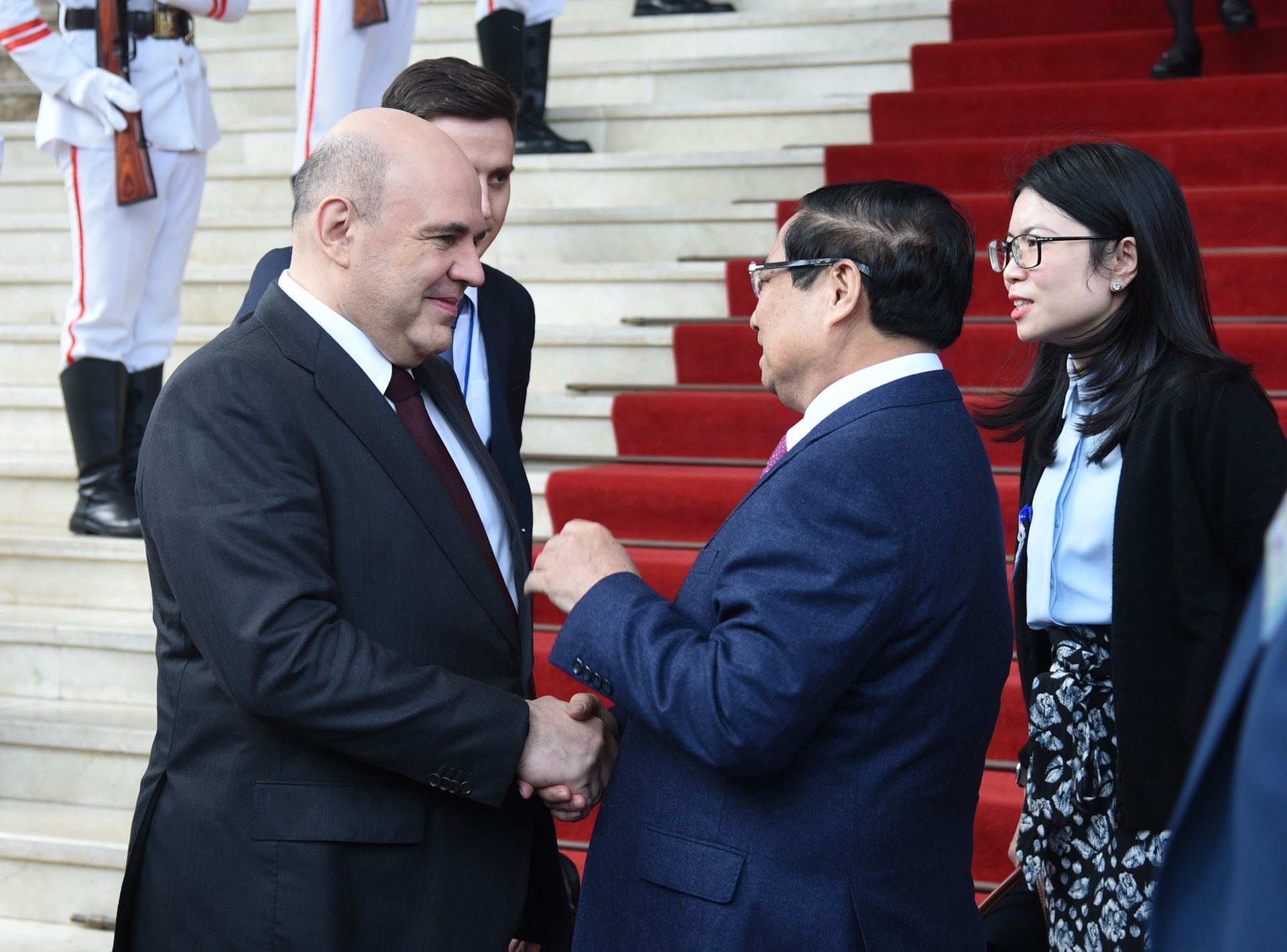 El primer ministro de Vietnam, Pham Minh Chinh, despide a su homólogo ruso, Mikhail Mishustin.