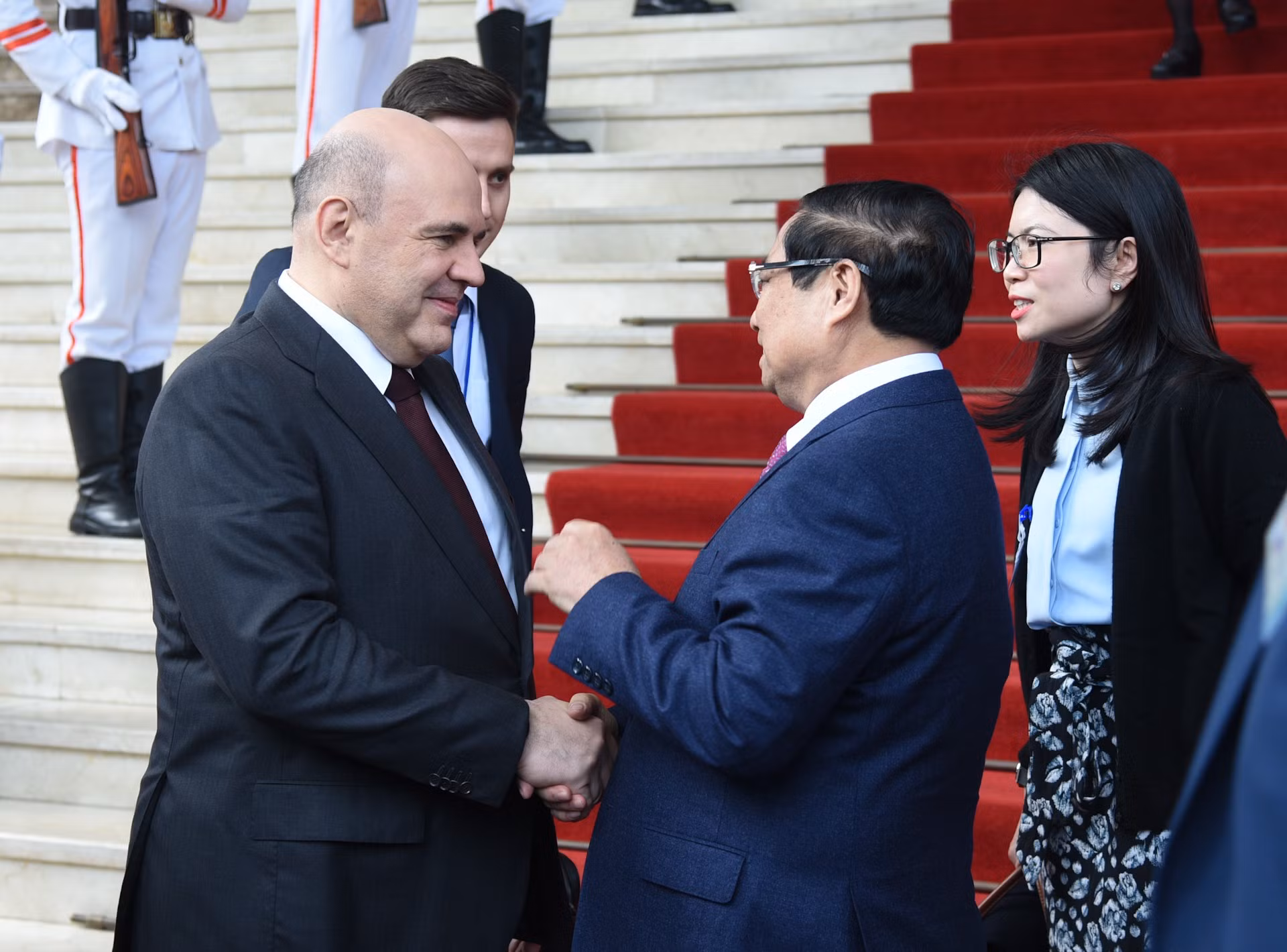 El primer ministro de Vietnam, Pham Minh Chinh, despide a su homólogo ruso, Mikhail Mishustin. El primer ministro de Vietnam, Pham Minh Chinh, despide a su homólogo ruso, Mikhail Mishustin.
